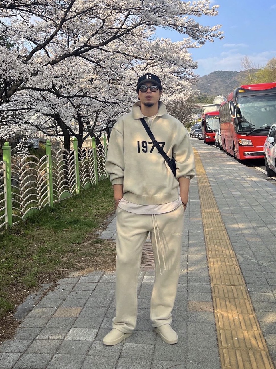 Essentials 1977 Knit Long Sleeve Polo Wheat - 22SS, Essentials Relaxed Sweatpants Wheat - 22SS 착용 스타일
