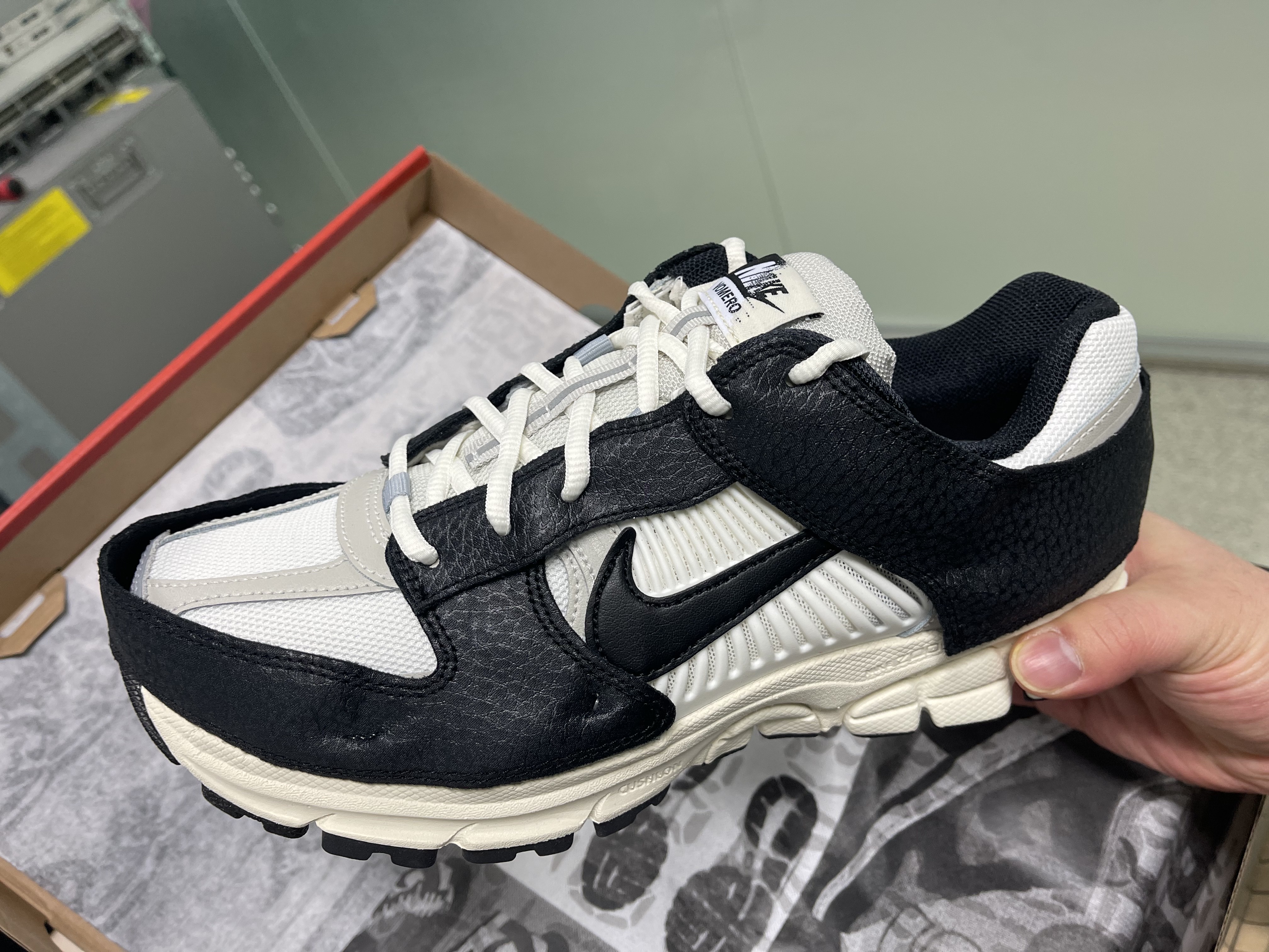 (W) Nike Zoom Vomero 5 Wolf Grey and Black 착용 스타일 - 1