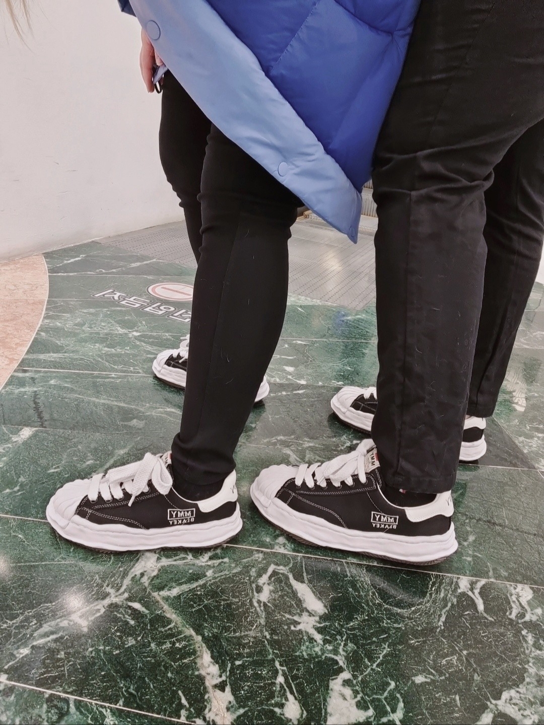 Maison Mihara Yasuhiro Blakey OG Sole Canvas Low-top Sneakers Black White 착용 스타일 - 1