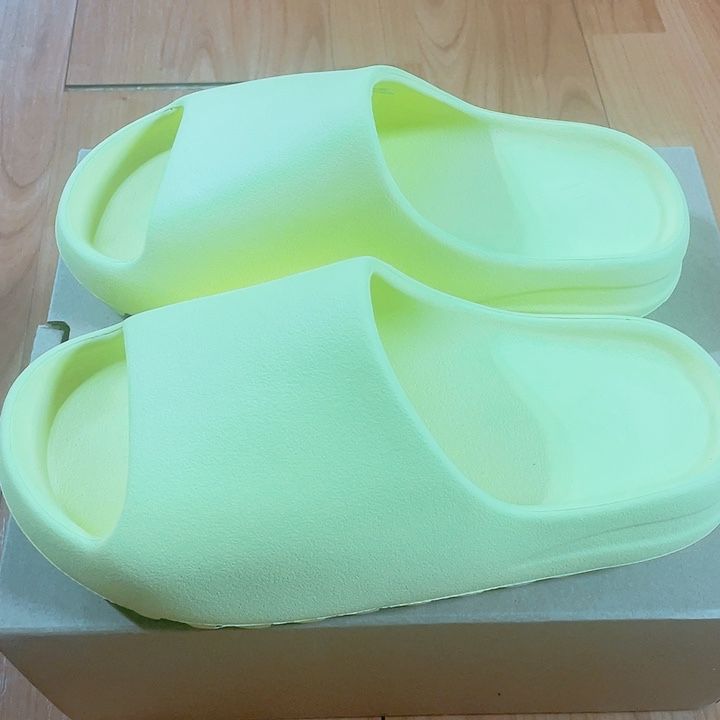 Adidas Yeezy Slide Glow Green 2022/2023 착용 스타일 - 1
