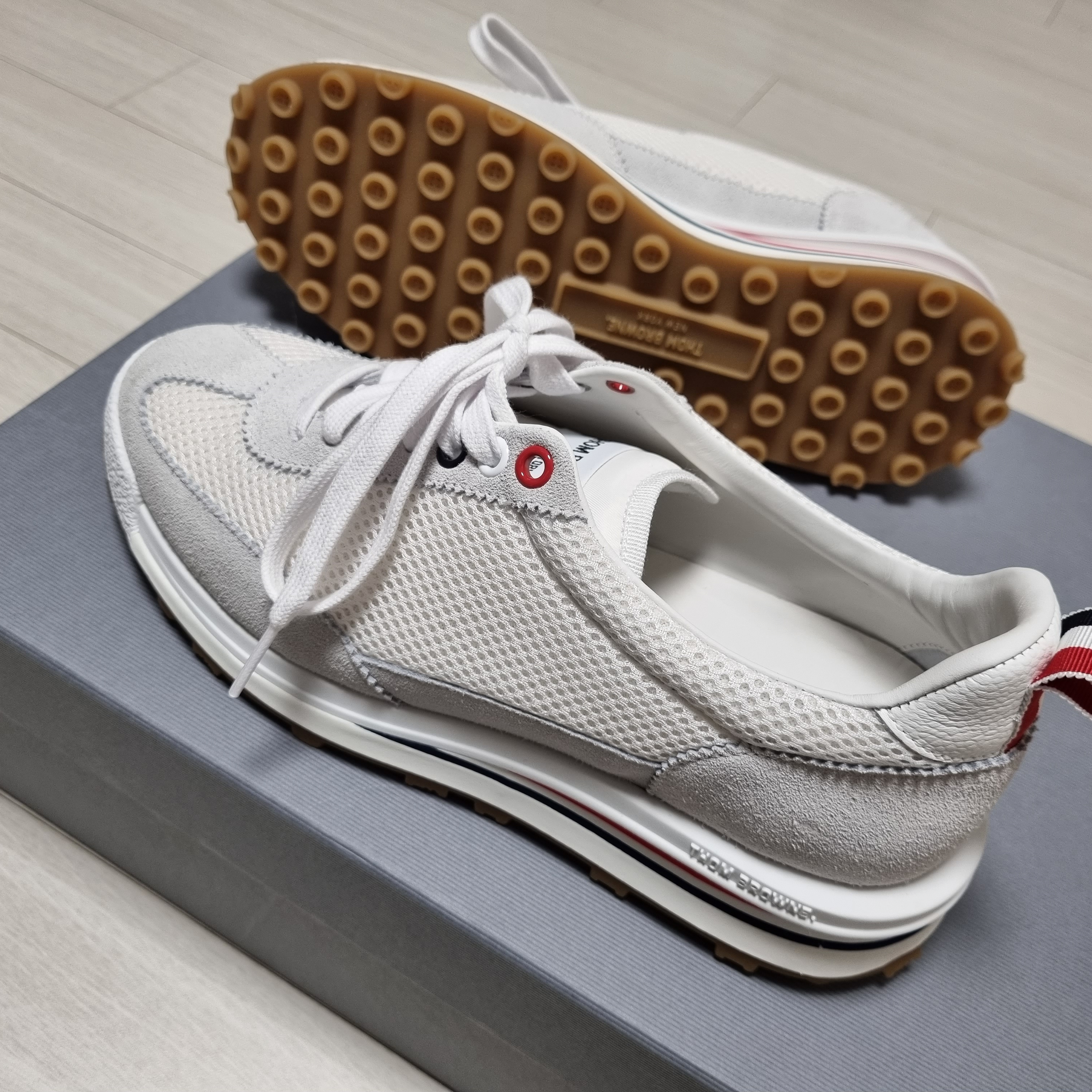 (W) Thom Browne Nylon Tech Runner White Grey 착용 스타일 - 4