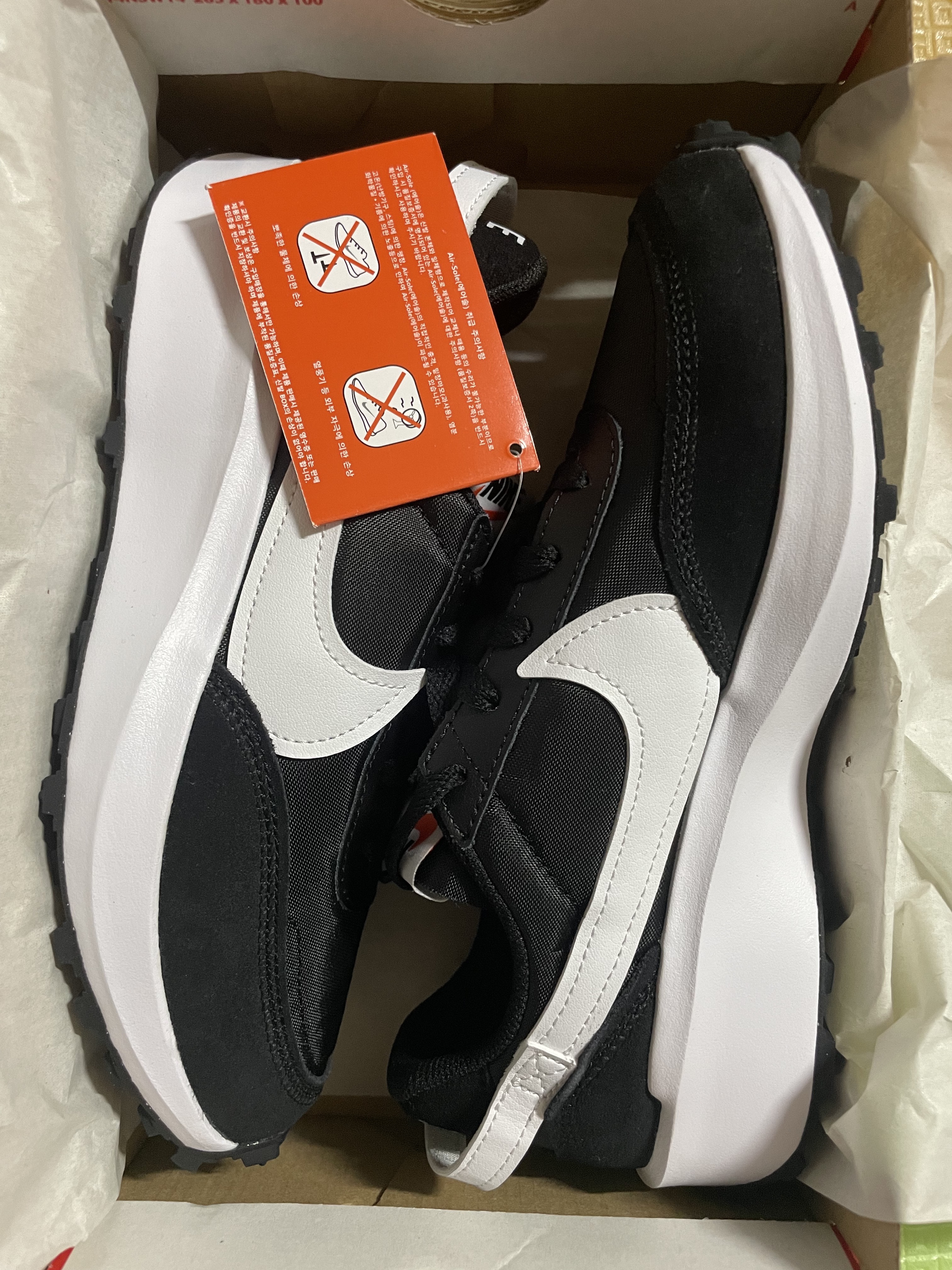 (W) Nike Waffle Debut Black White 착용 스타일 - 2