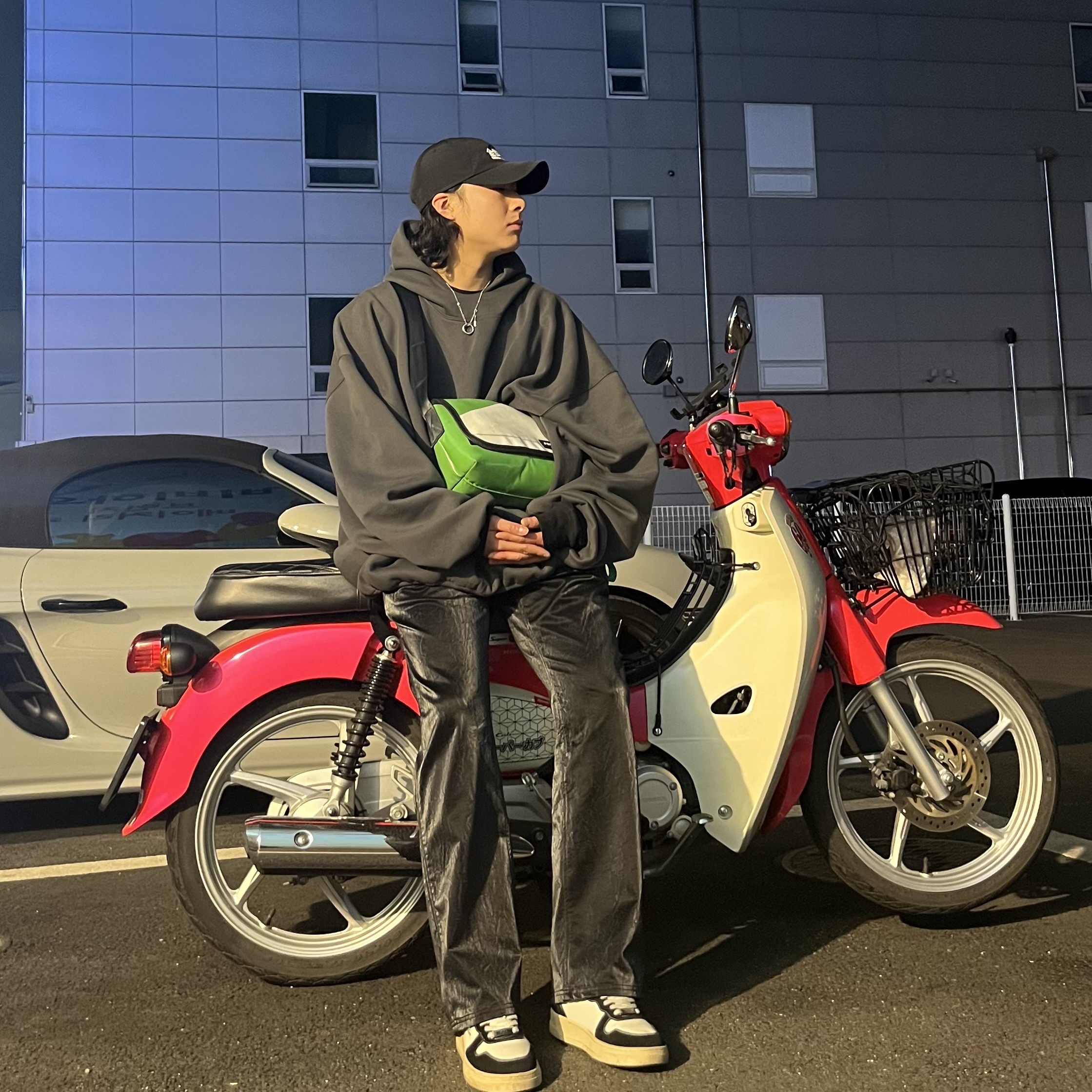 Yeezy Gap Engineered By Balenciaga Dove Hoodie Black 착용 스타일