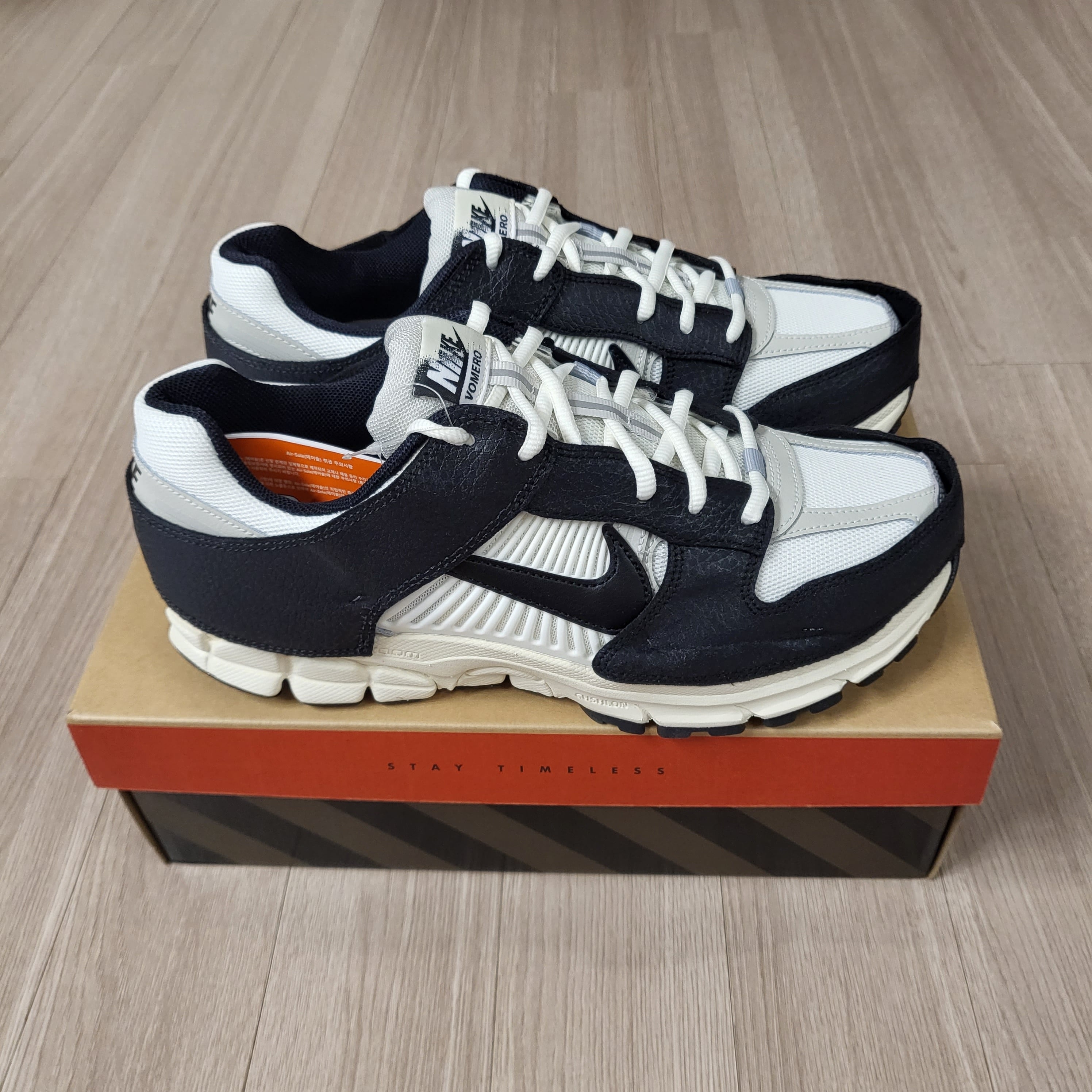 (W) Nike Zoom Vomero 5 Wolf Grey and Black 착용 스타일