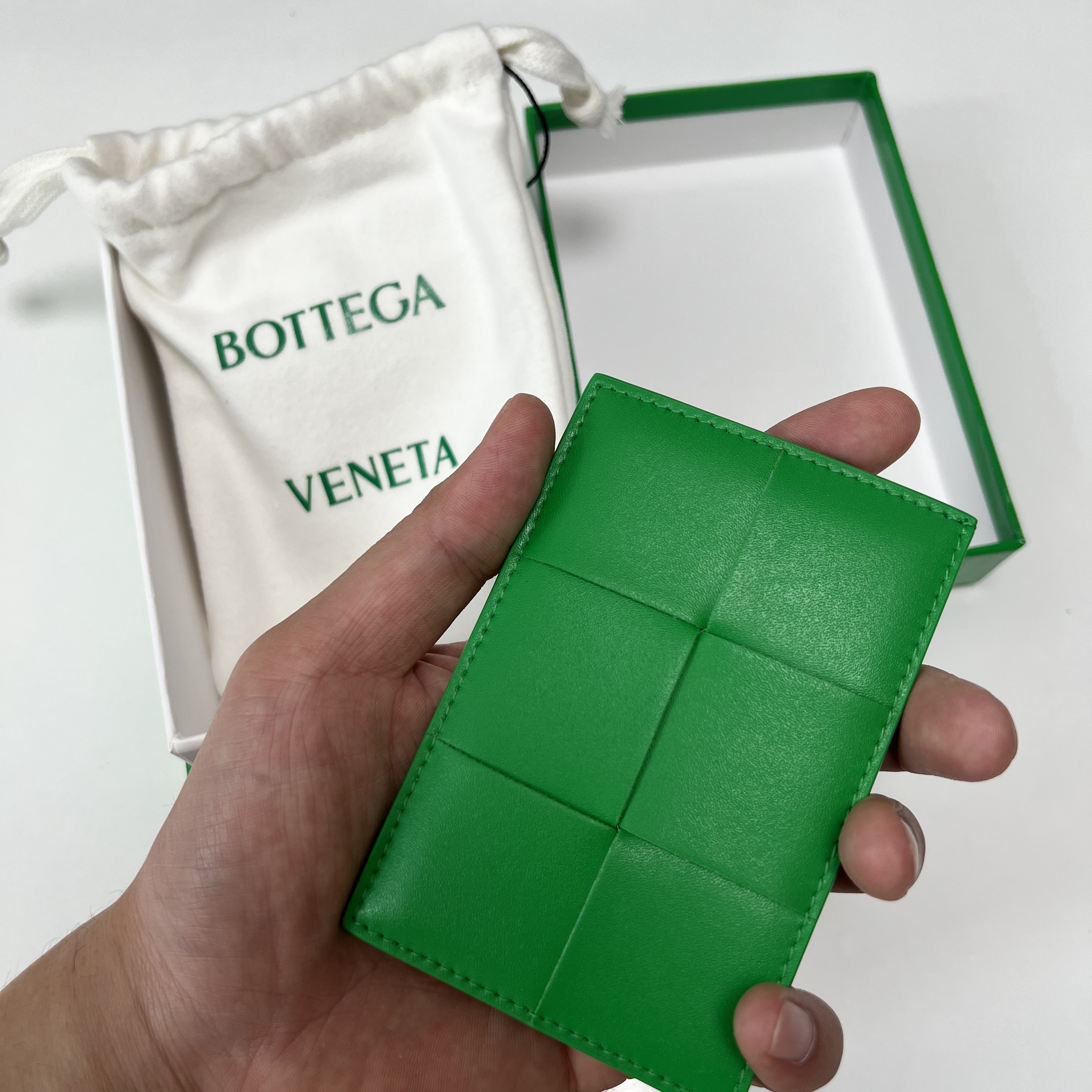 Bottega Veneta Credit Card Case Calfskin Parakeet 착용 스타일