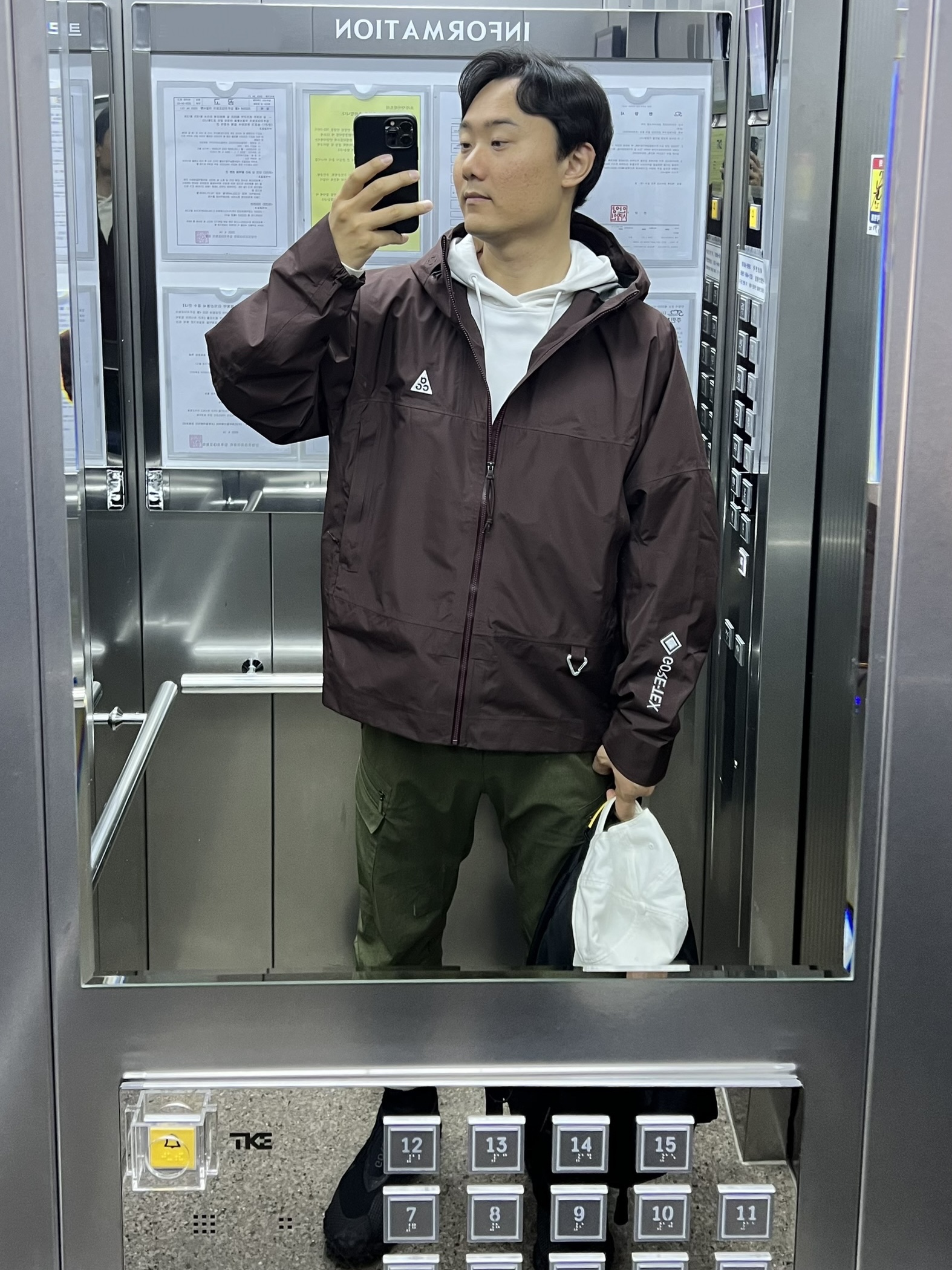 Nike ACG Storm-Fit ADV Chain of Craters Jacket Earth Summit White - Asia, Nike ACG Mountain Fly Gore-Tex Black and Dark Grey 착용 스타일 - 2