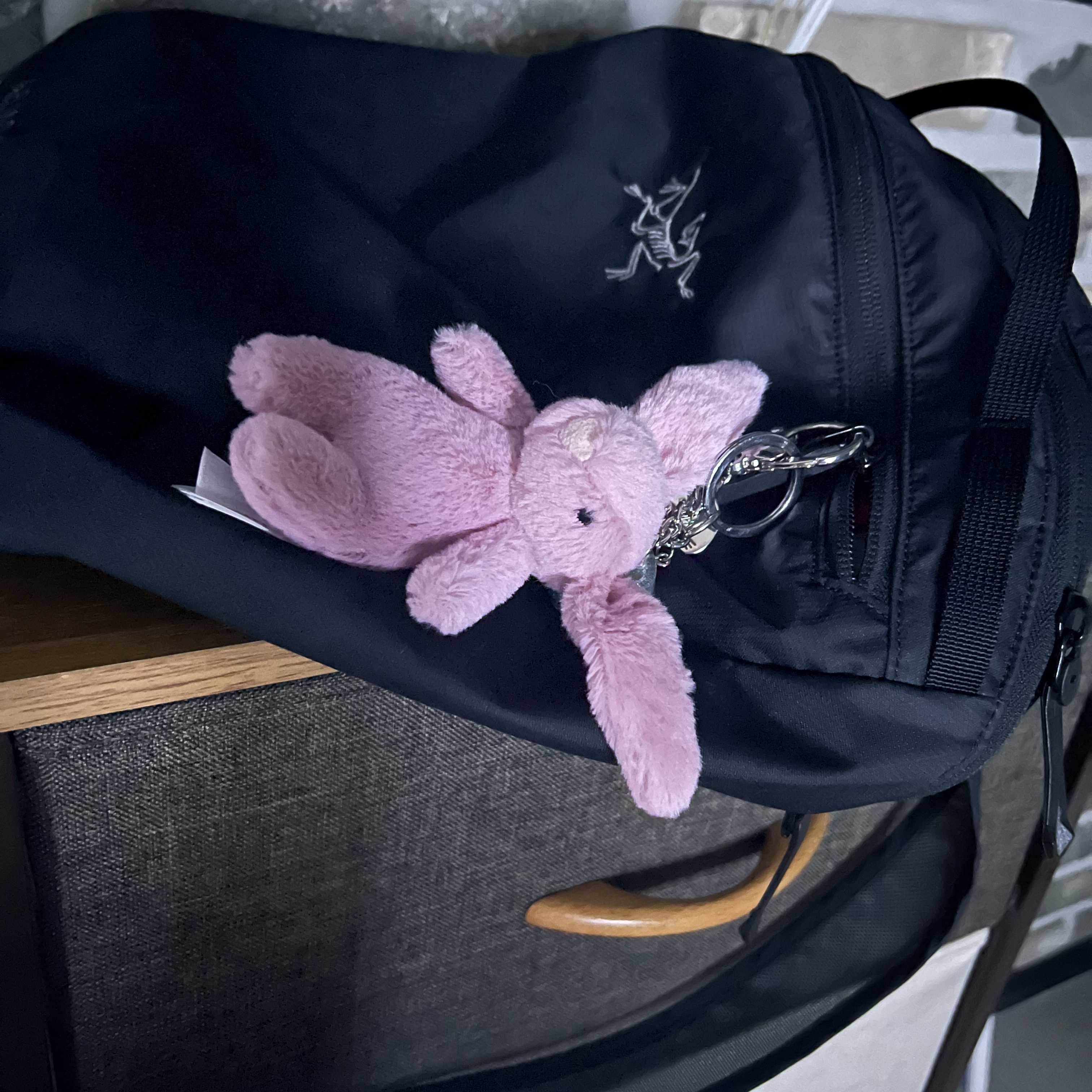 Jellycat Bashful Bunny Bag Charm Tulip 착용 스타일