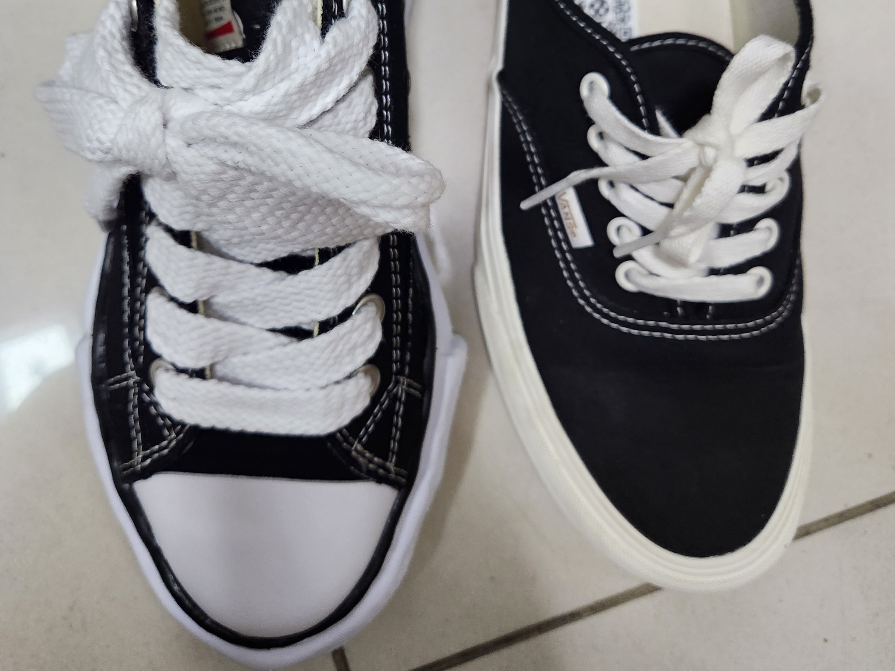Maison Mihara Yasuhiro Peterson OG Sole Canvas Low Sneakers Black 착용 스타일 - 3