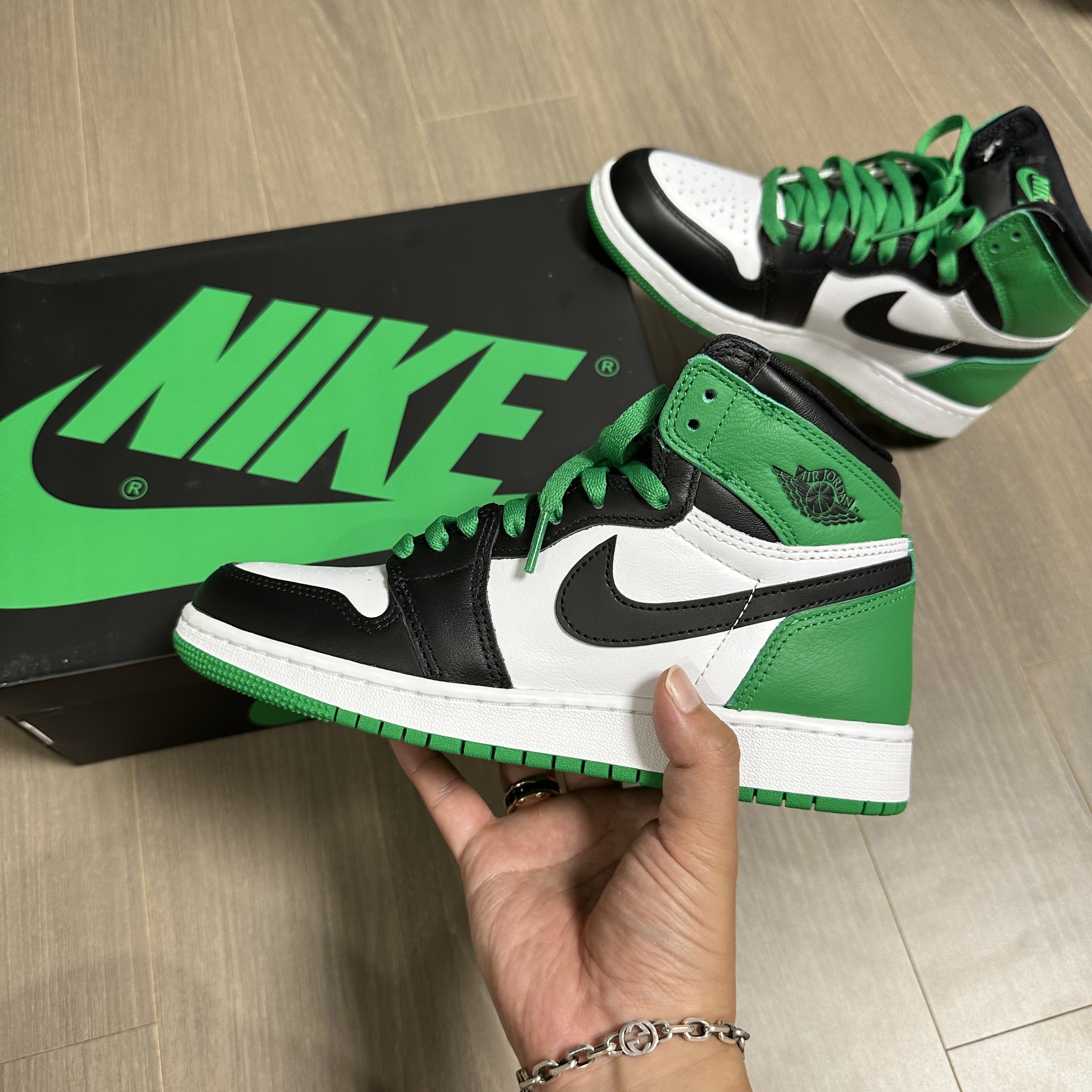 Jordan 1 Retro High OG Black and Lucky Green, (GS) Jordan 1 Retro High OG Black and Lucky Green 착용 스타일 - 1