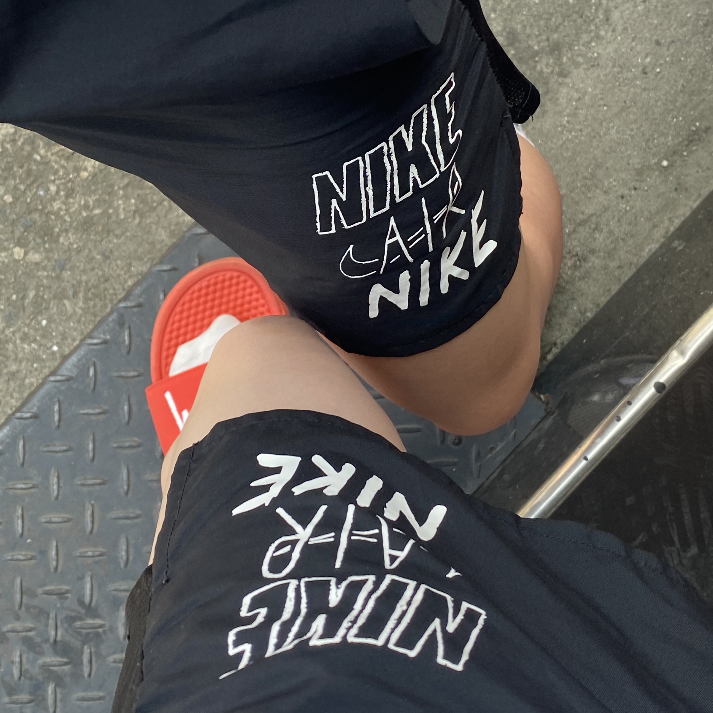 Nike x Stussy Benassi Slide Habanero Red 착용 스타일