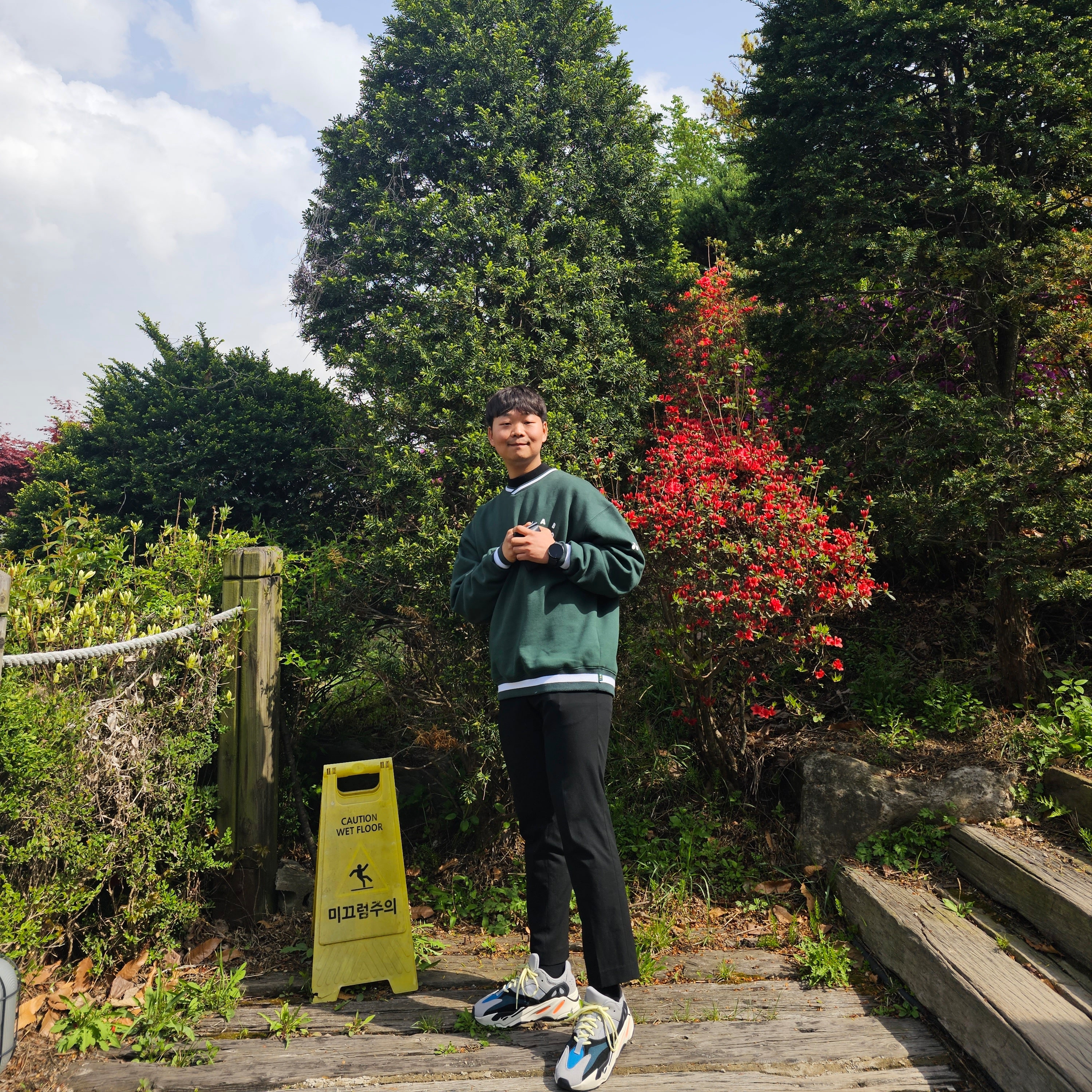 Adidas Yeezy Boost 700 Wave Runner Solid Grey 2021/2022, IAB Studio x Yonex Sweatshirt Green 착용 스타일 - 1