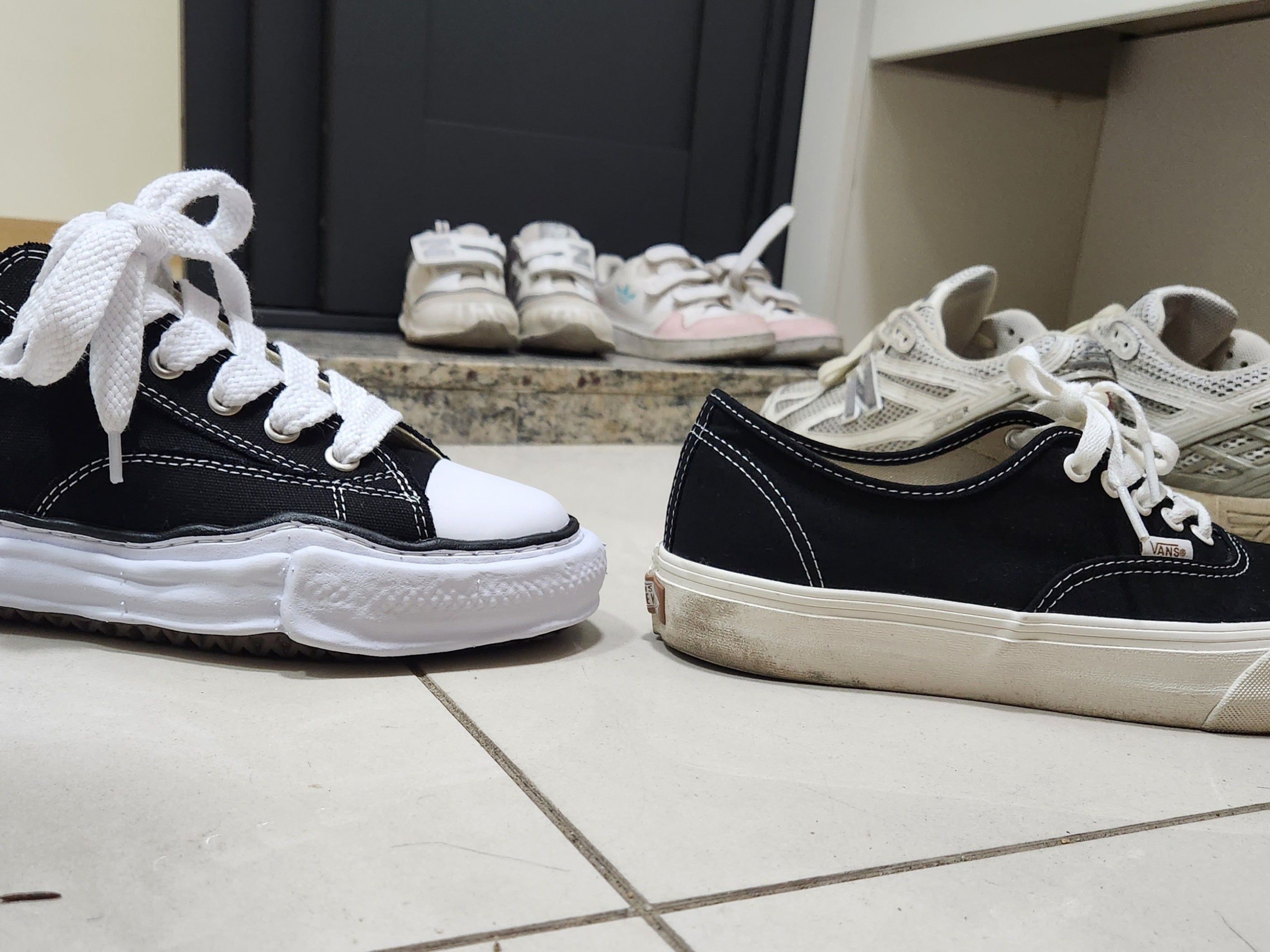 Maison Mihara Yasuhiro Peterson OG Sole Canvas Low Sneakers Black 착용 스타일 - 4