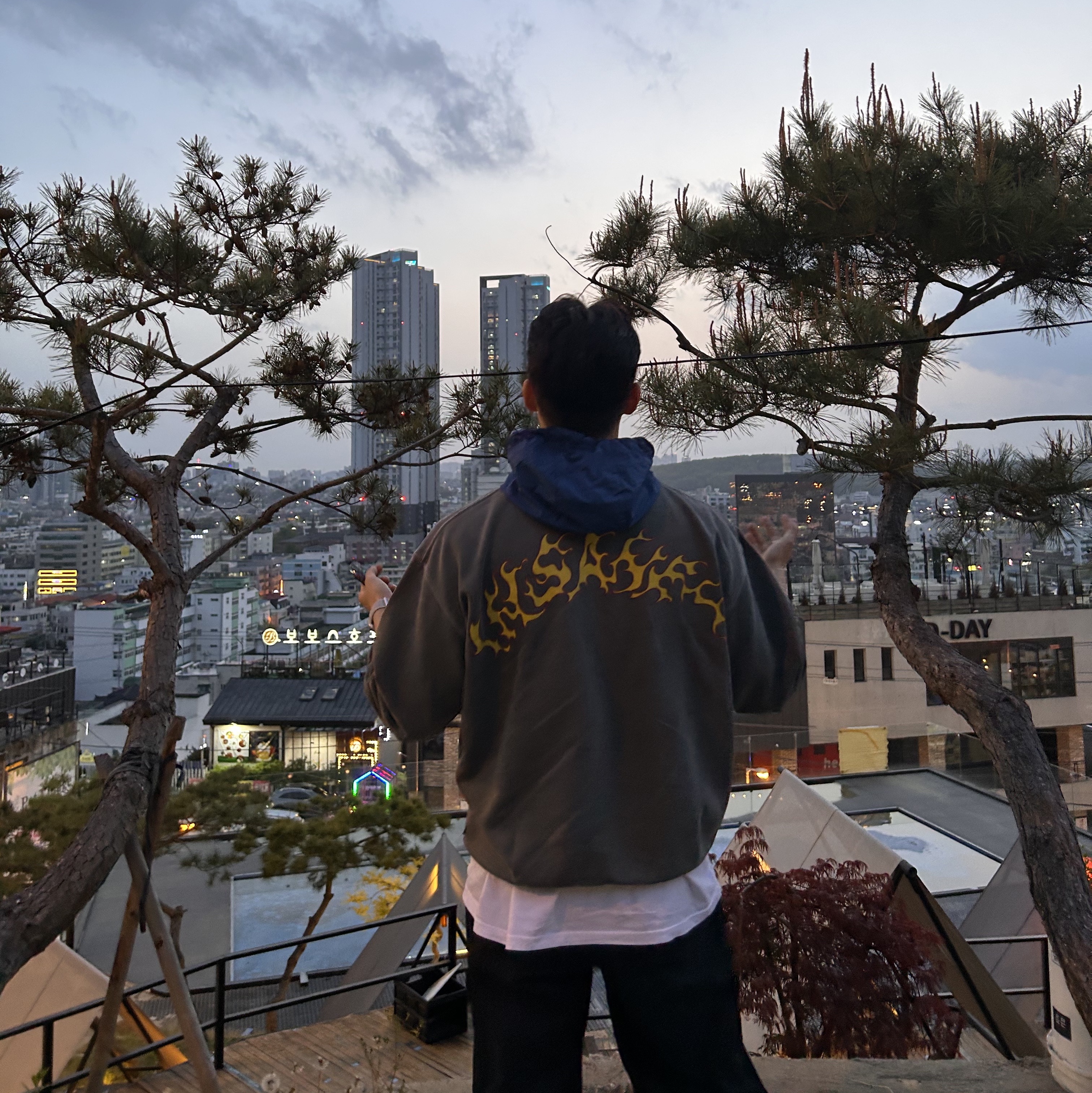 Insane Garage Garment Dye Graphic Sweatshirt Charcoal, Stussy Basic Stussy T-Shirt White 2023 착용 스타일 - 1