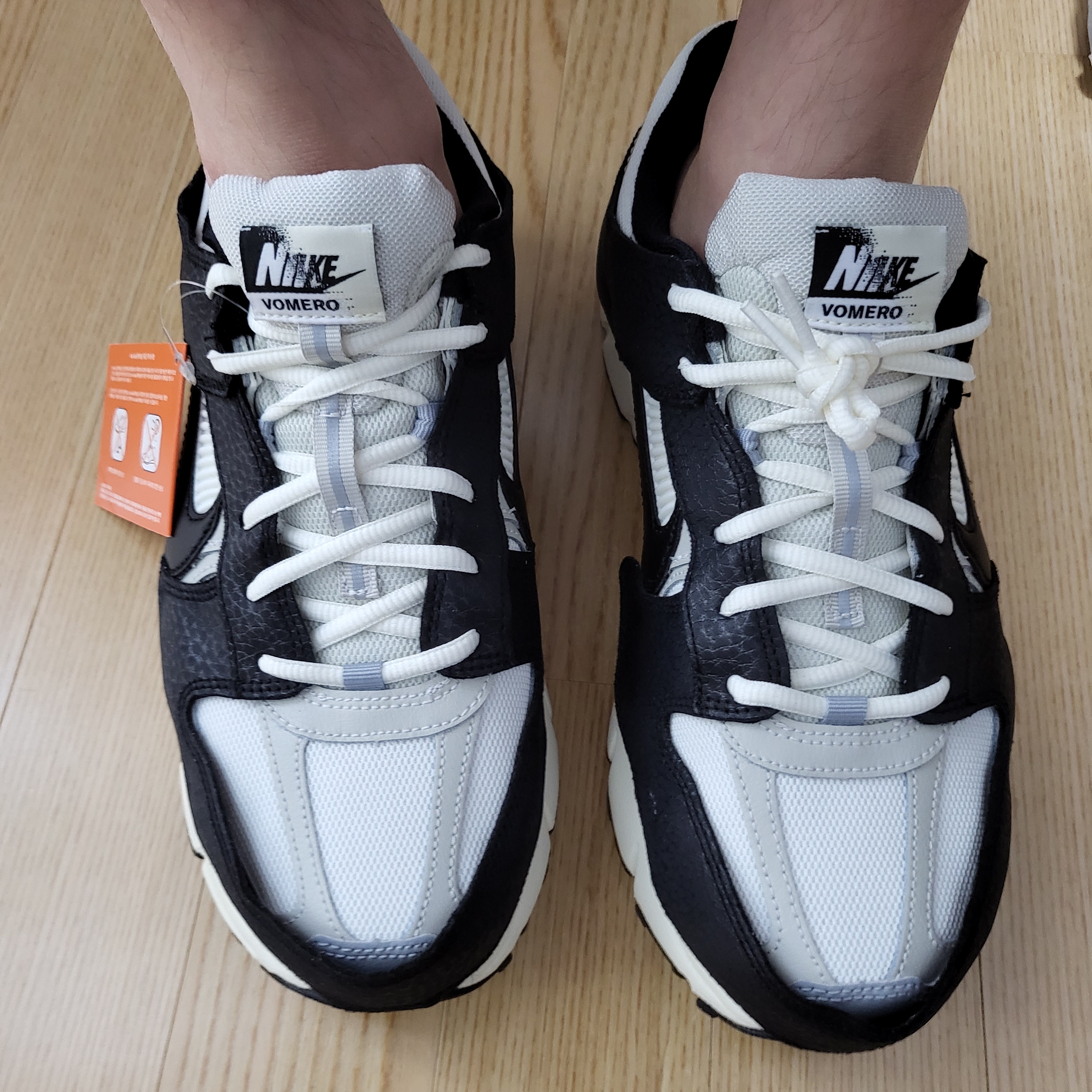(W) Nike Zoom Vomero 5 Wolf Grey and Black 착용 스타일 - 2