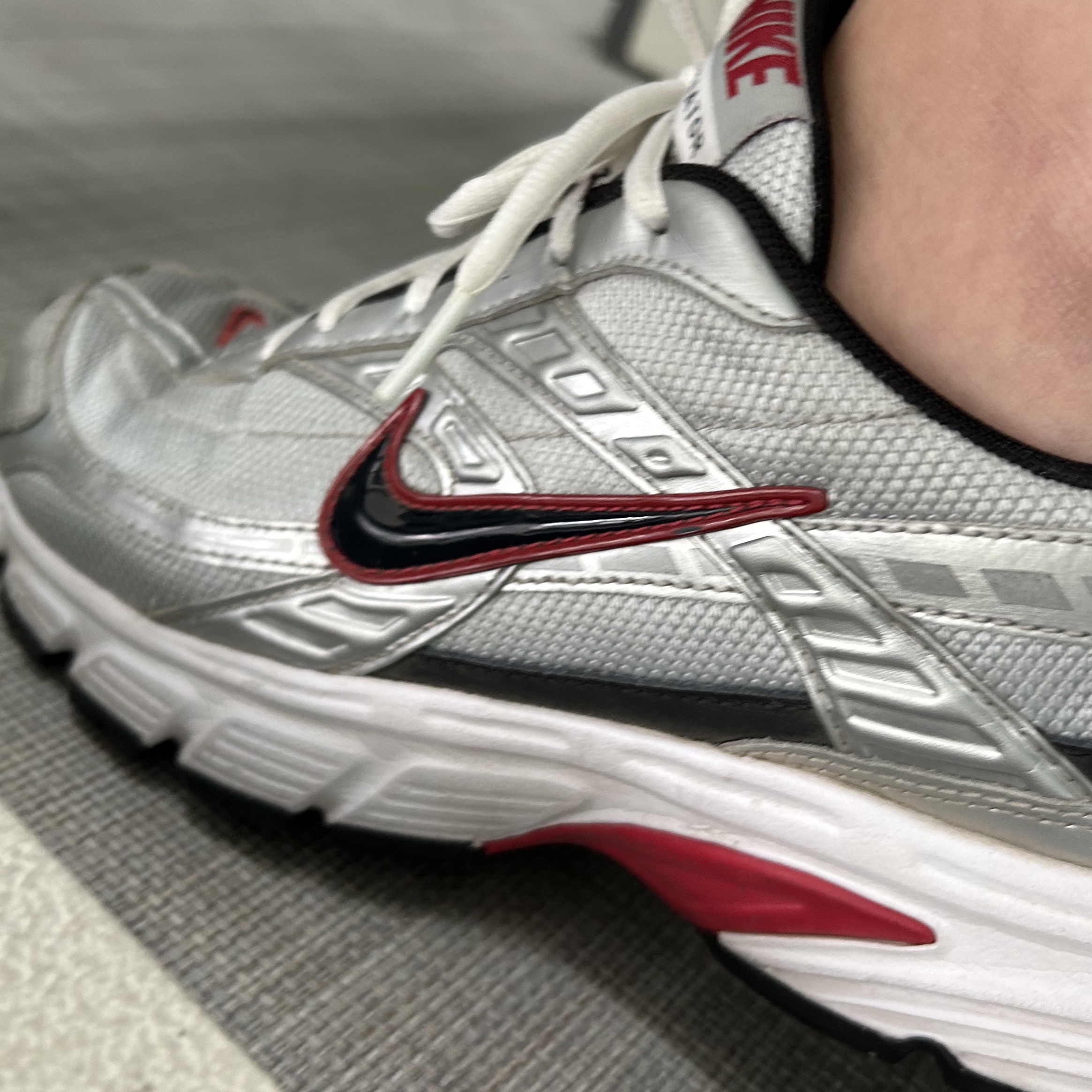 Nike Initiator Metallic Silver Black 착용 스타일 - 1