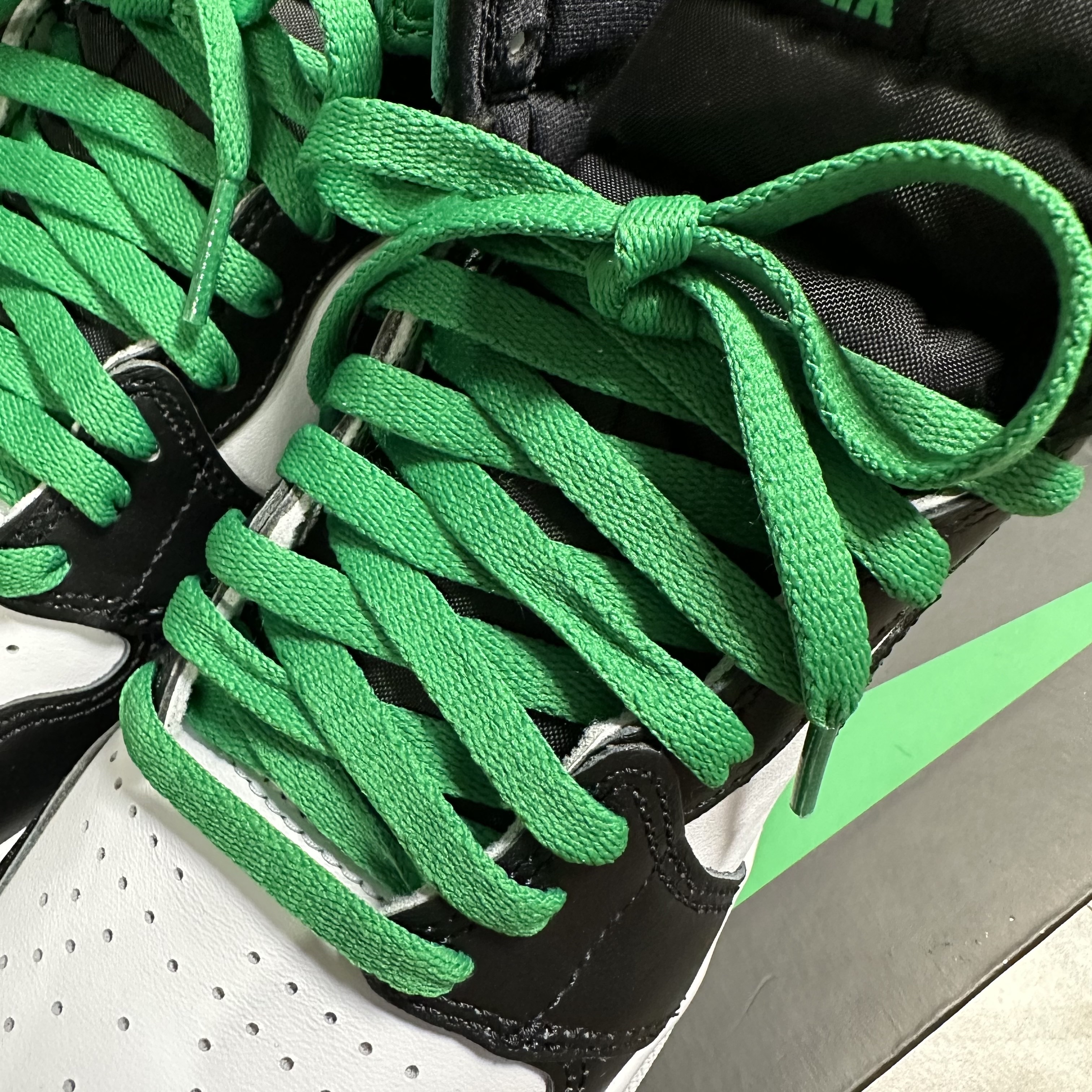 Jordan 1 Retro High OG Black and Lucky Green, (GS) Jordan 1 Retro High OG Black and Lucky Green 착용 스타일 - 2