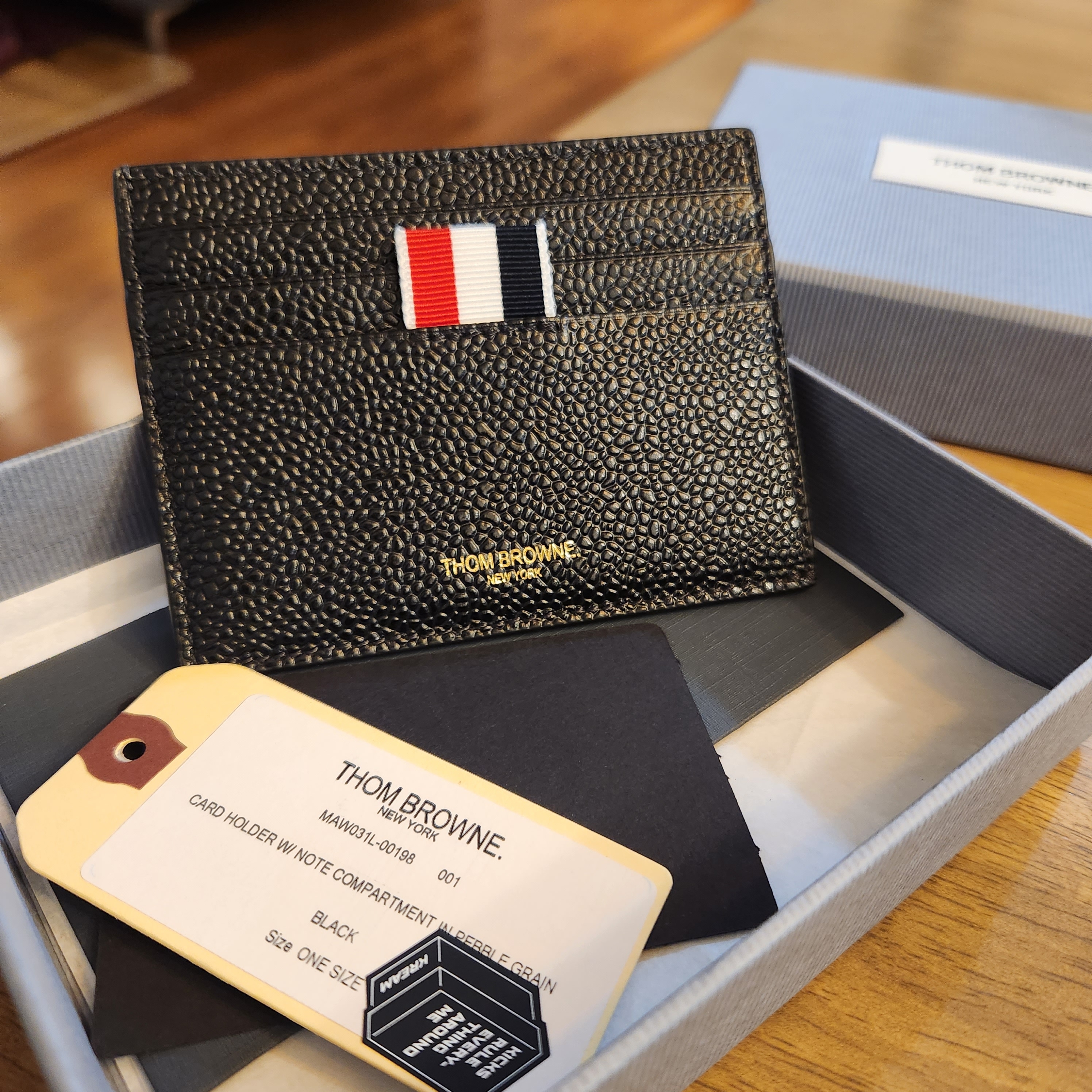 Thom Browne Pebble Grain Leather Stripe Note Compartment Card Holder Black 착용 스타일 - 1