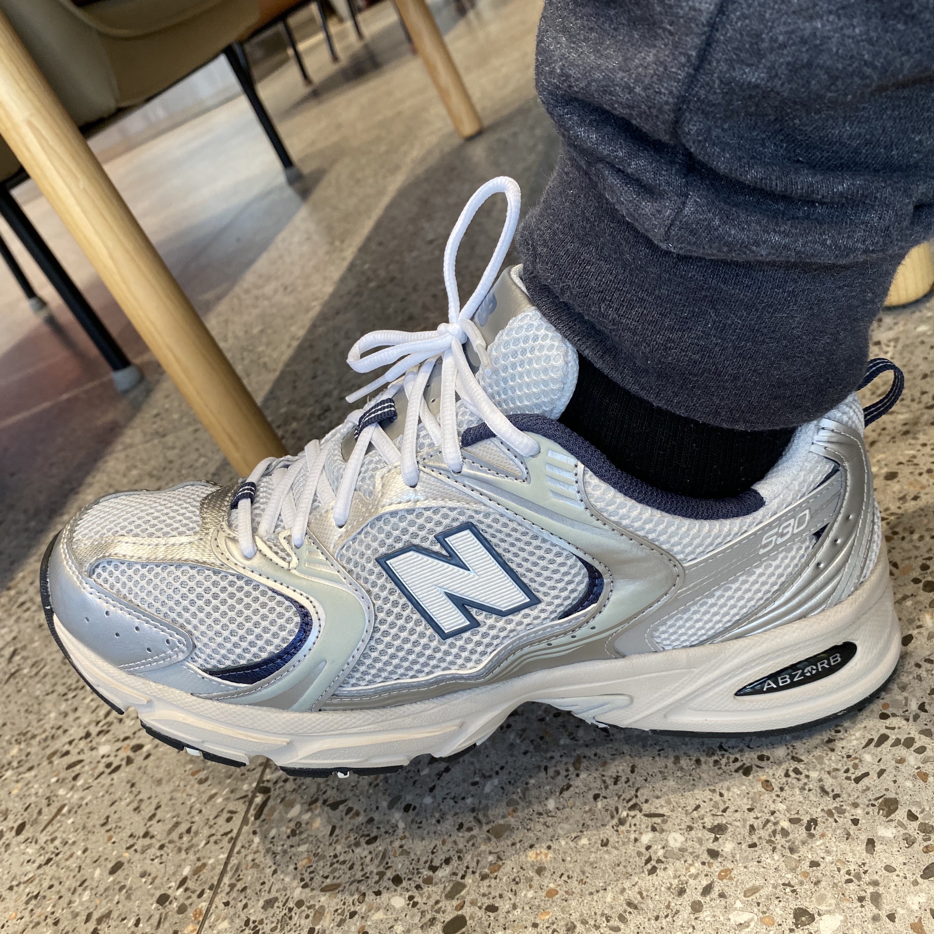 New Balance 530 Steel Grey 착용 스타일 - 2