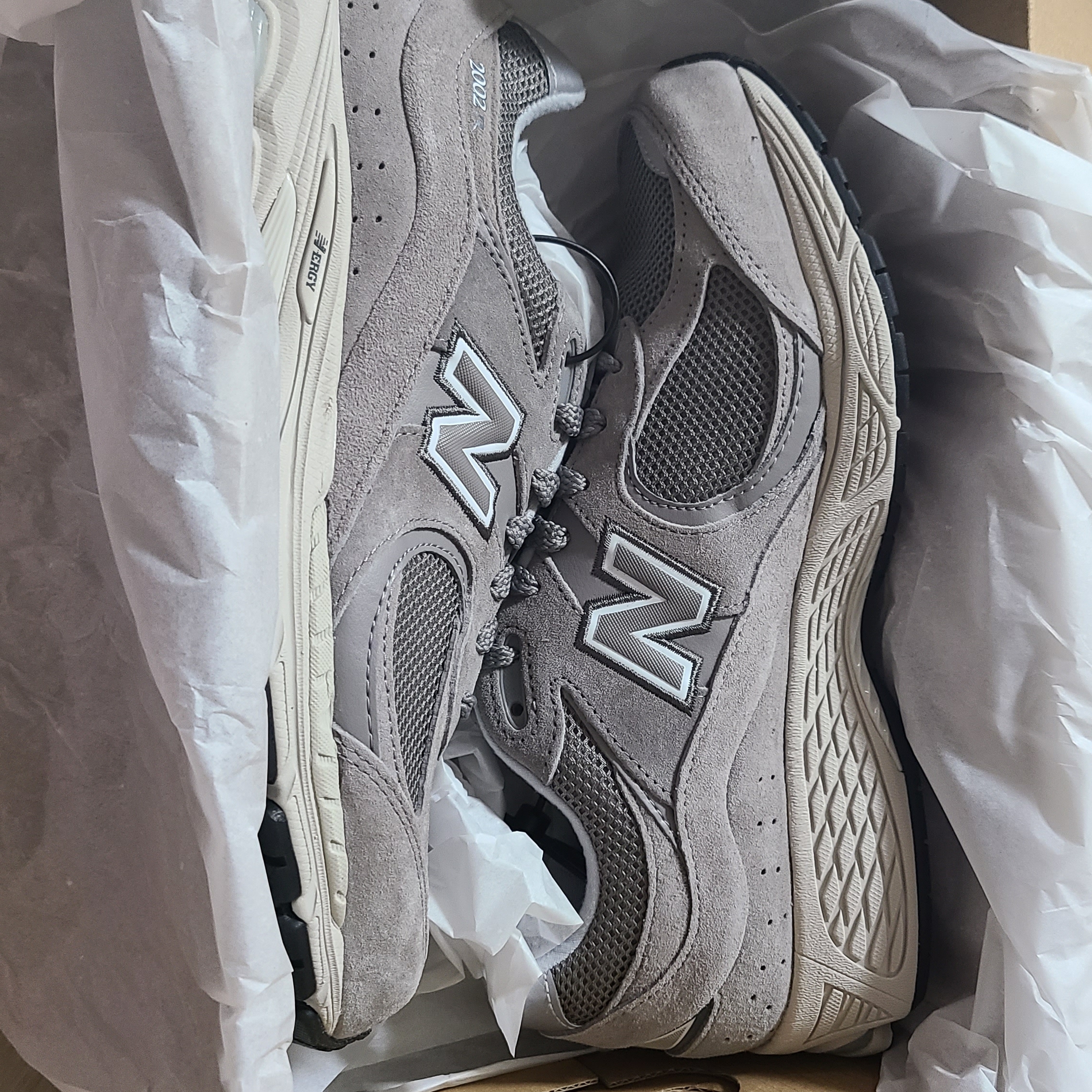 New Balance 2002R Grey 착용 스타일