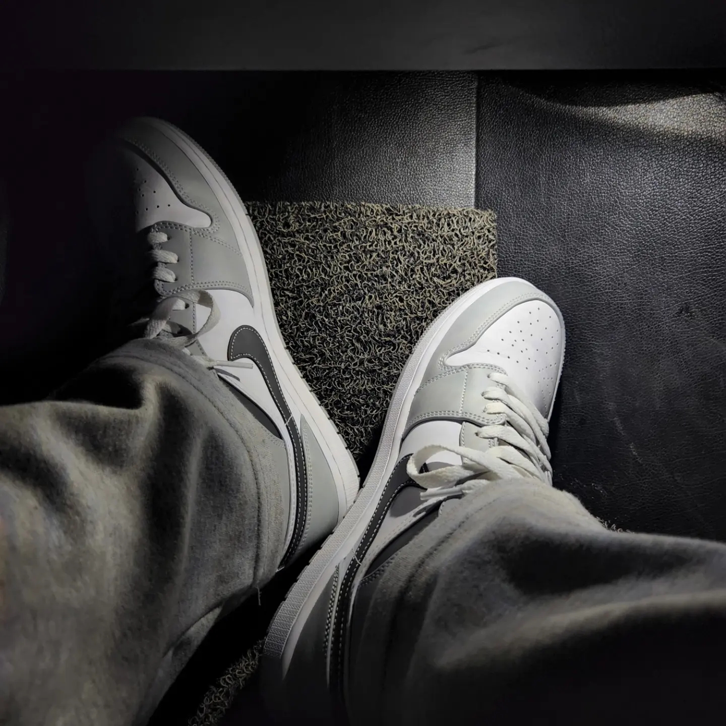 Jordan 1 Mid Light Smoke Grey Anthracite 착용 스타일 - 2