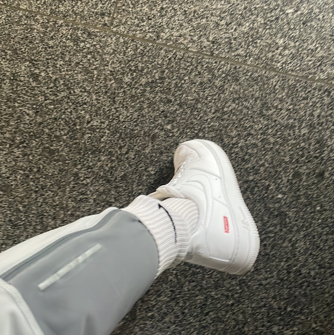 Nike x Supreme Air Force 1 Low White 착용 스타일