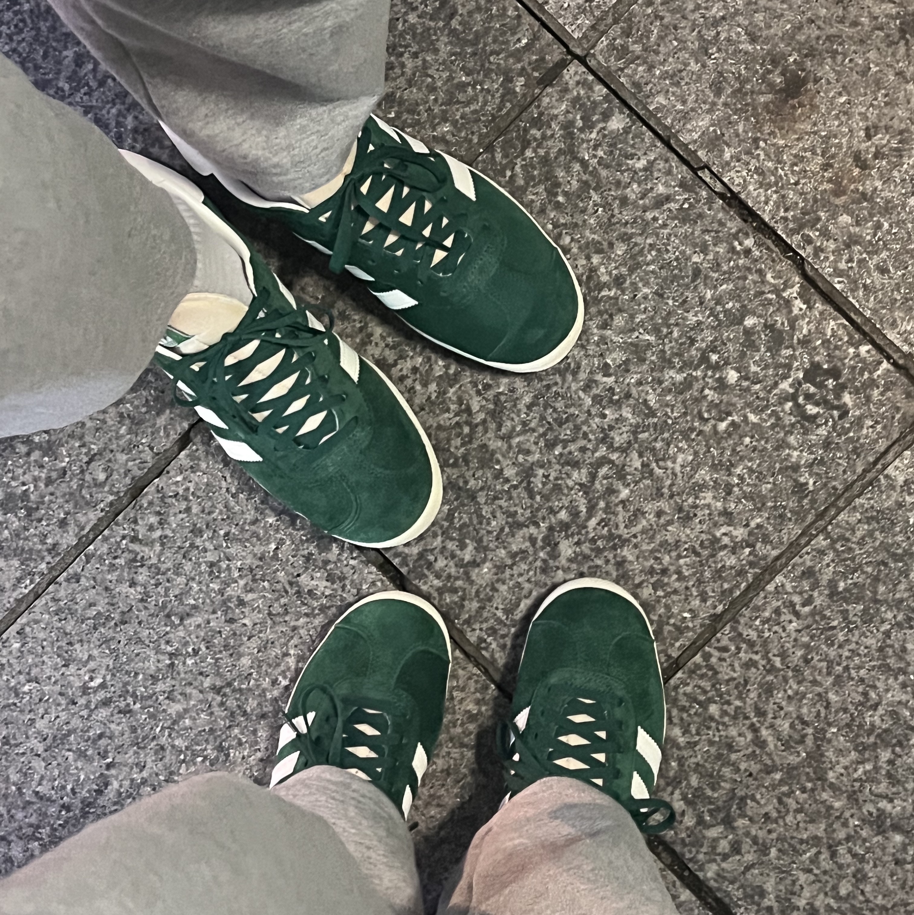 Adidas Gazelle Dark Green Cream White 착용 스타일 - 1