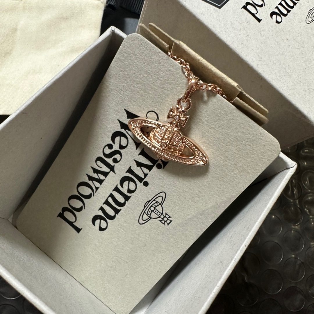 Vivienne Westwood Mini Bas Relief Pendant Pink Gold 착용 스타일