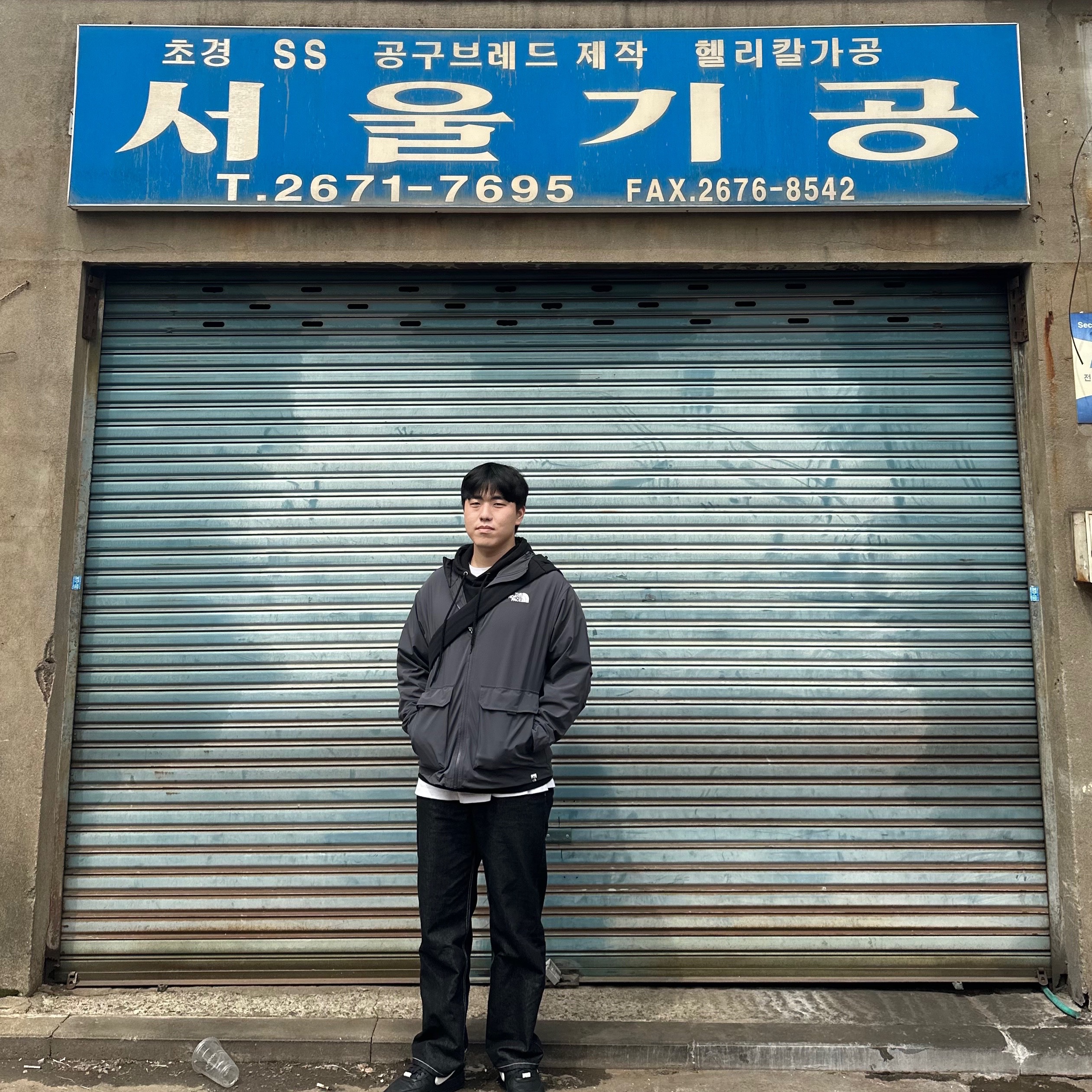 Yeezy Gap Engineered By Balenciaga Snake Bag Black, Nike x Ambush Air Force 1 Low SP Black 착용 스타일 - 1