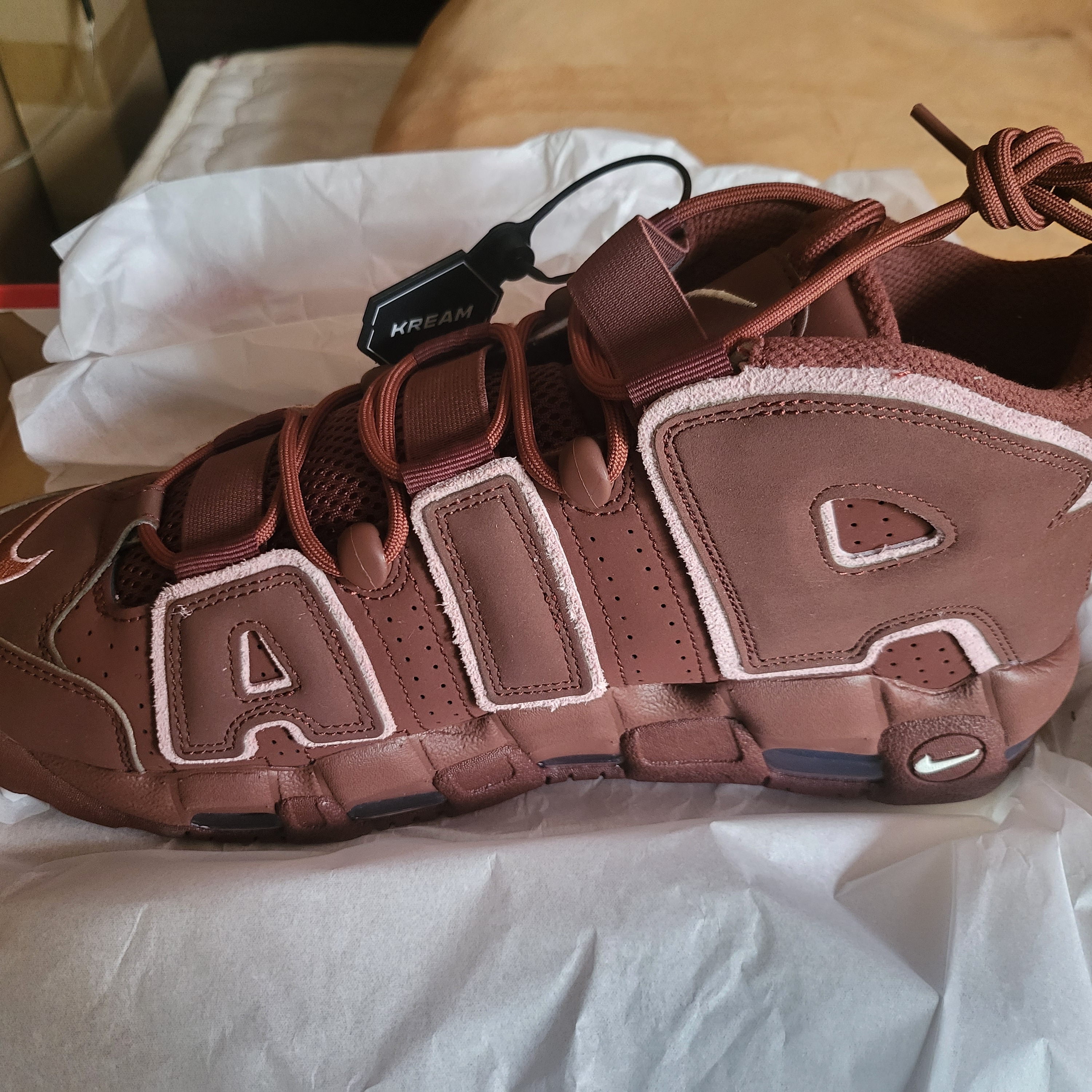 Nike Air More Uptempo 96 Dark Pony and Soft Pink 착용 스타일 - 1