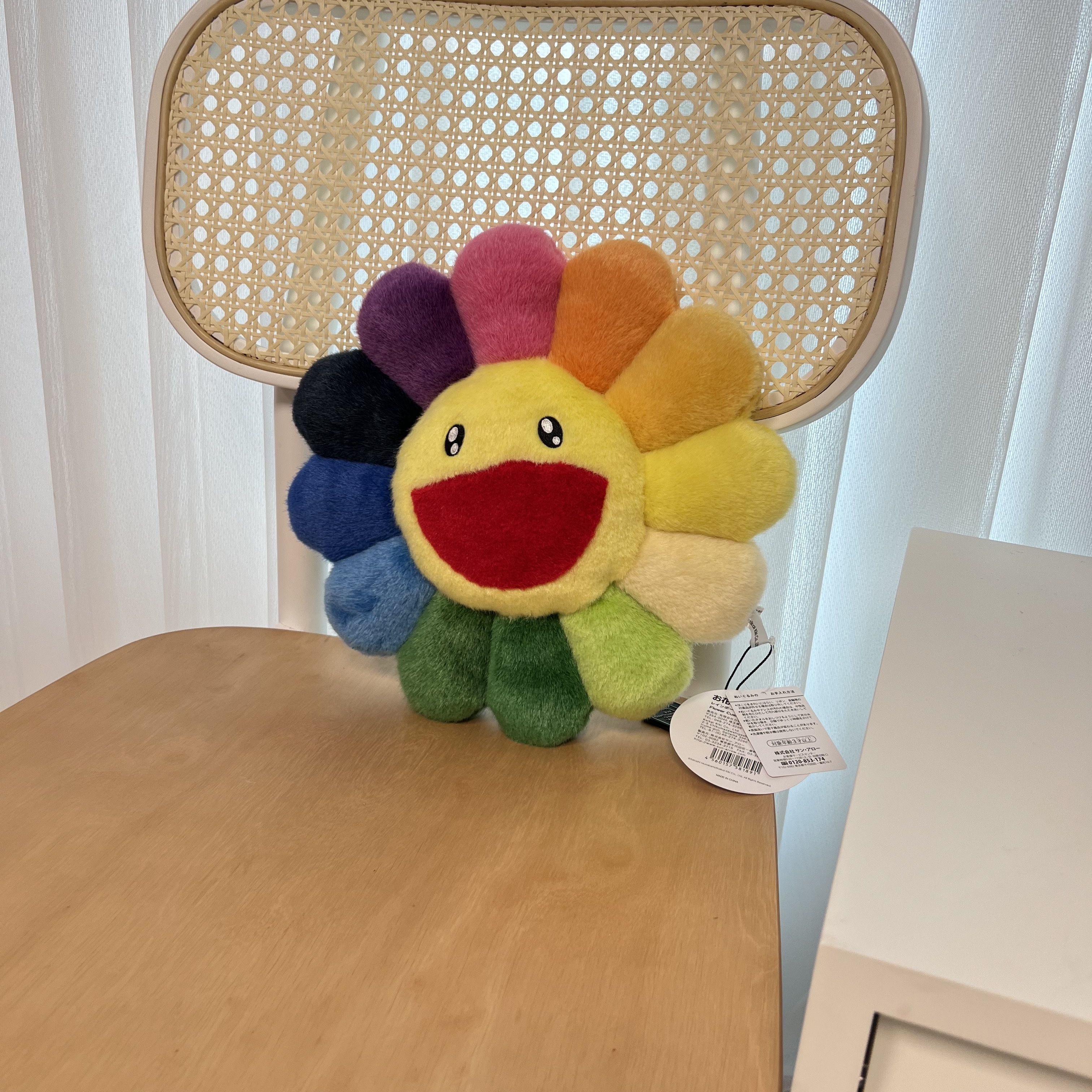 Kaikai Kiki Flower Cushion 30cm Rainbow 착용 스타일
