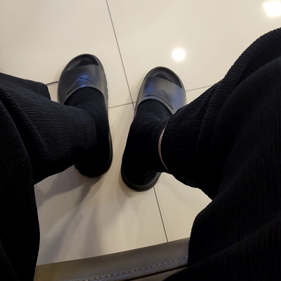 Prada Rubber Slides Black 착용 스타일