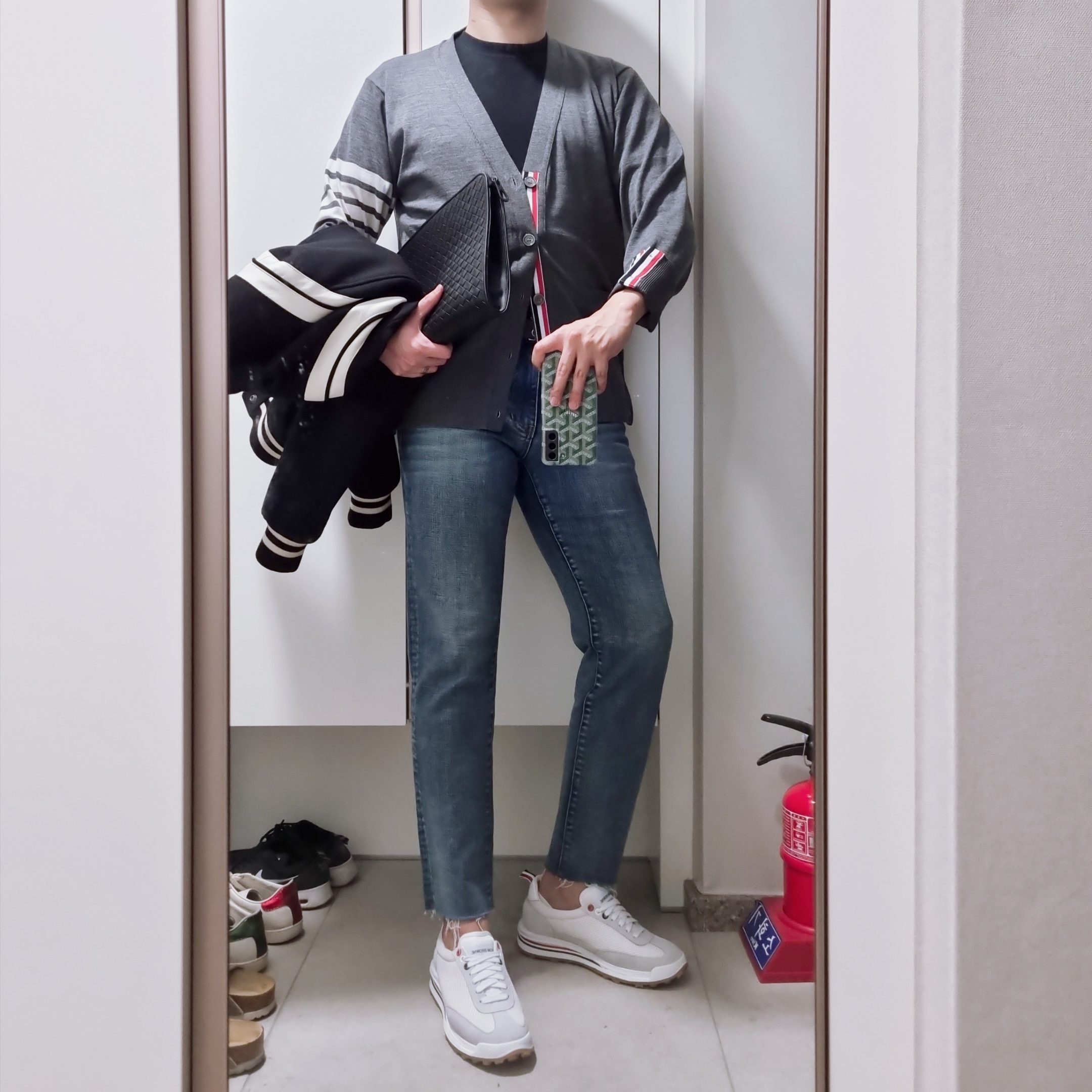 (W) Thom Browne Nylon Tech Runner White Grey 착용 스타일 - 1