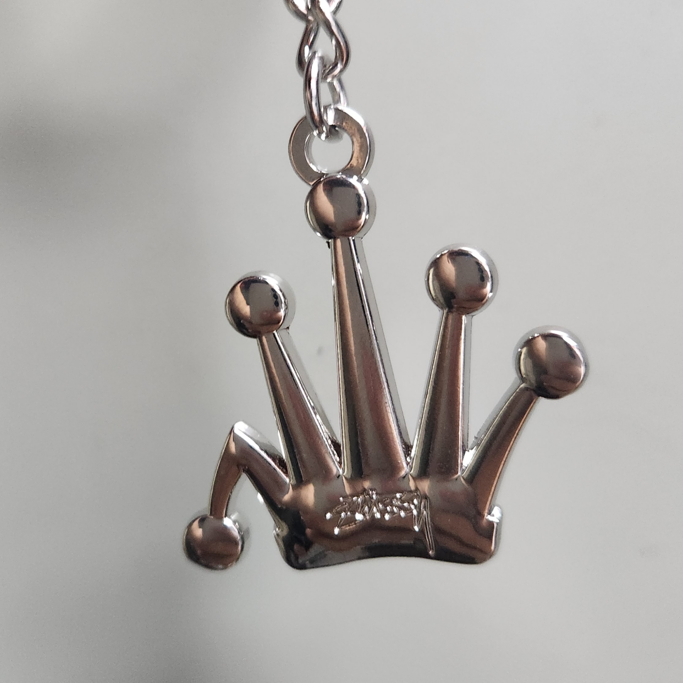 Stussy Metal Bent Crown Keychain Silver 착용 스타일