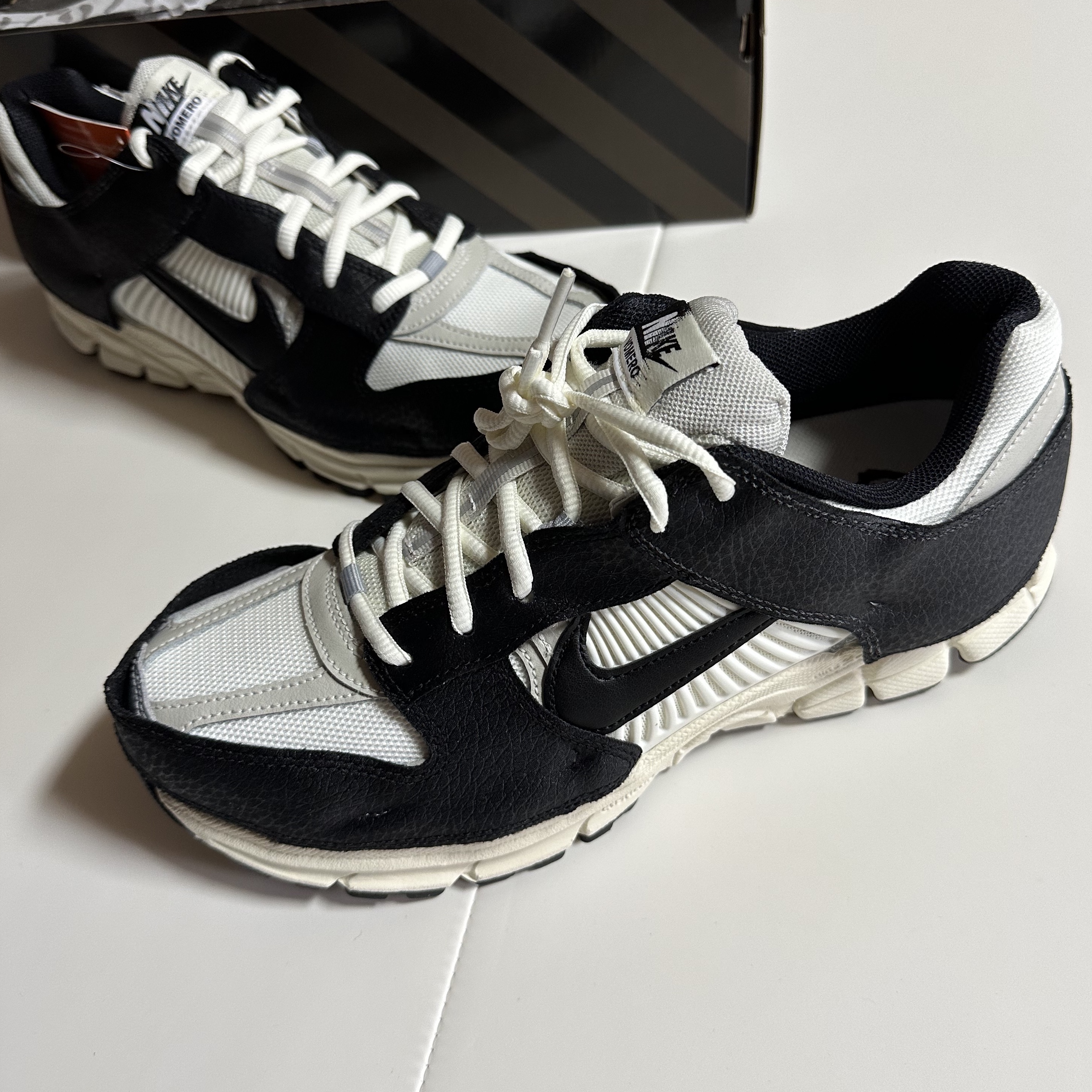 (W) Nike Zoom Vomero 5 Wolf Grey and Black 착용 스타일 - 3