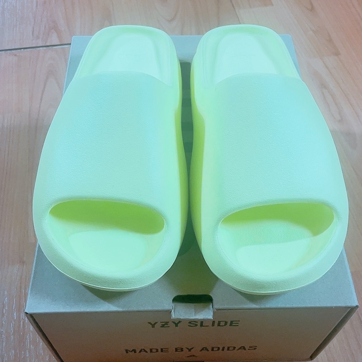 Adidas Yeezy Slide Glow Green 2022/2023 착용 스타일 - 2