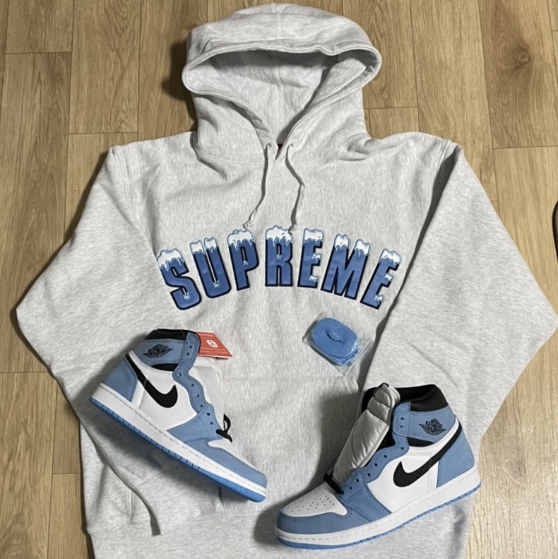 Supreme Icy Arc Hooded Sweatshirt Ash Grey - 20FW, Jordan 1 Retro High OG University Blue 착용 스타일
