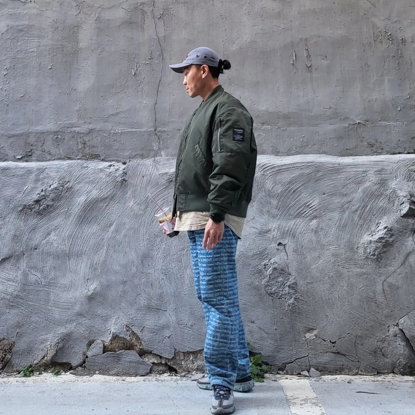 Supreme Military Camp Cap Grey - 21SS, Supreme Multi Type Jacquard Regular Jean Blue - 22FW 착용 스타일 - 1
