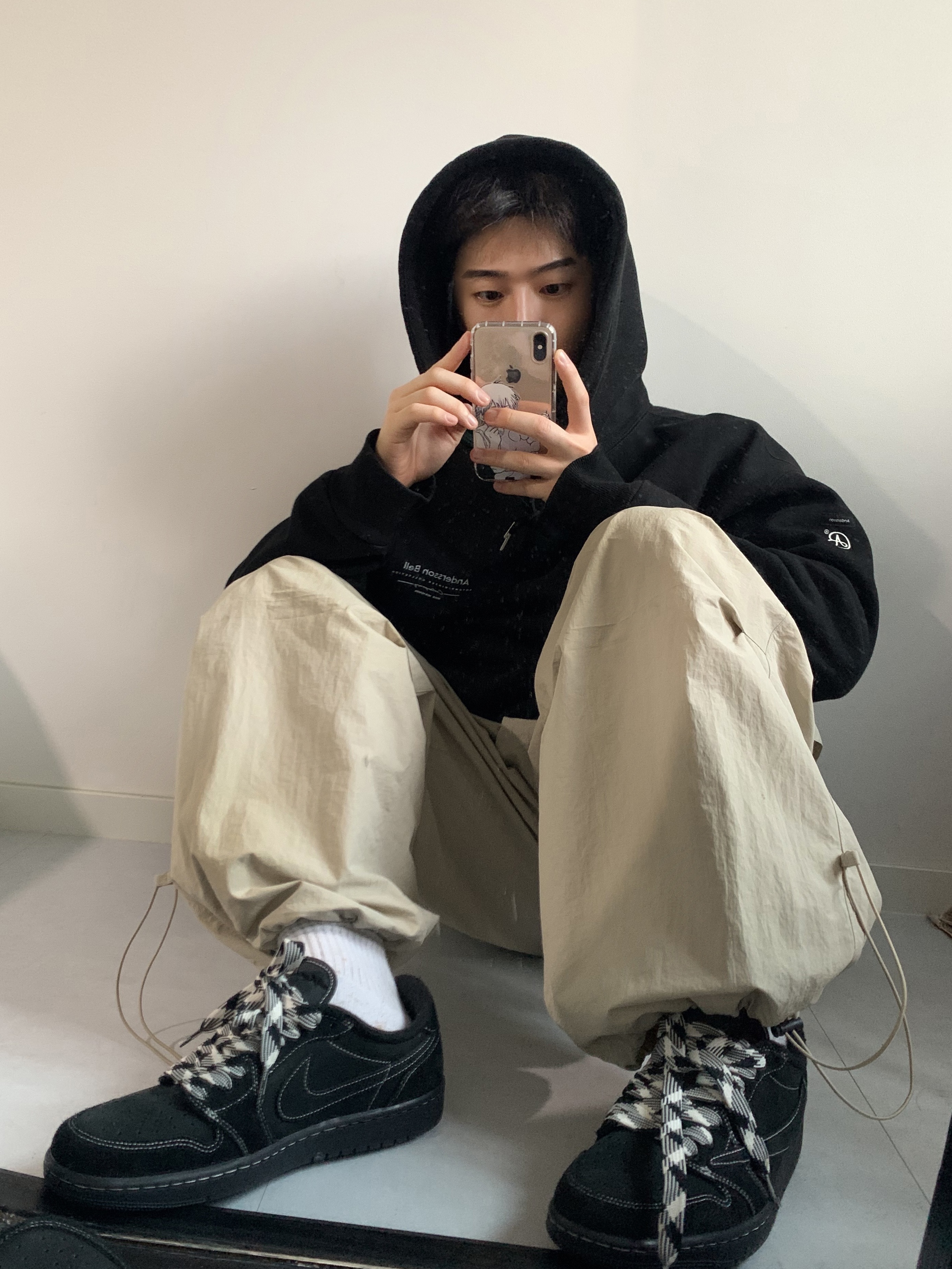 Jordan 1 x Travis Scott Retro Low OG SP Black Phantom 착용 스타일
