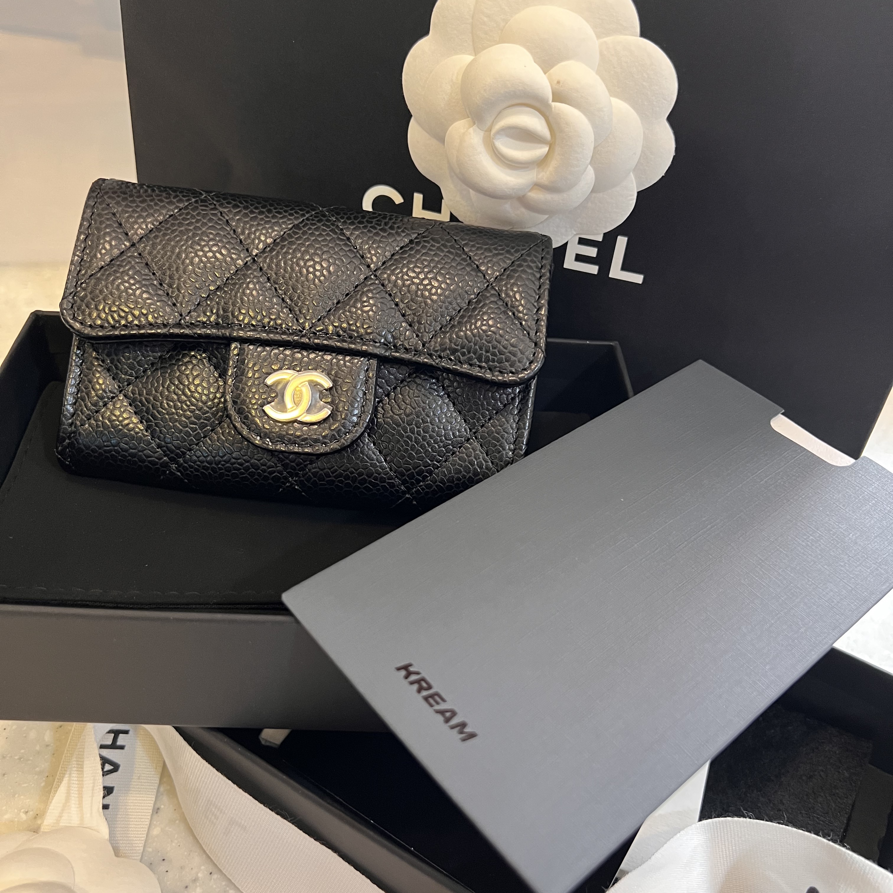 Chanel Classic Card Holder Grained Calfskin & Silver Black 착용 스타일