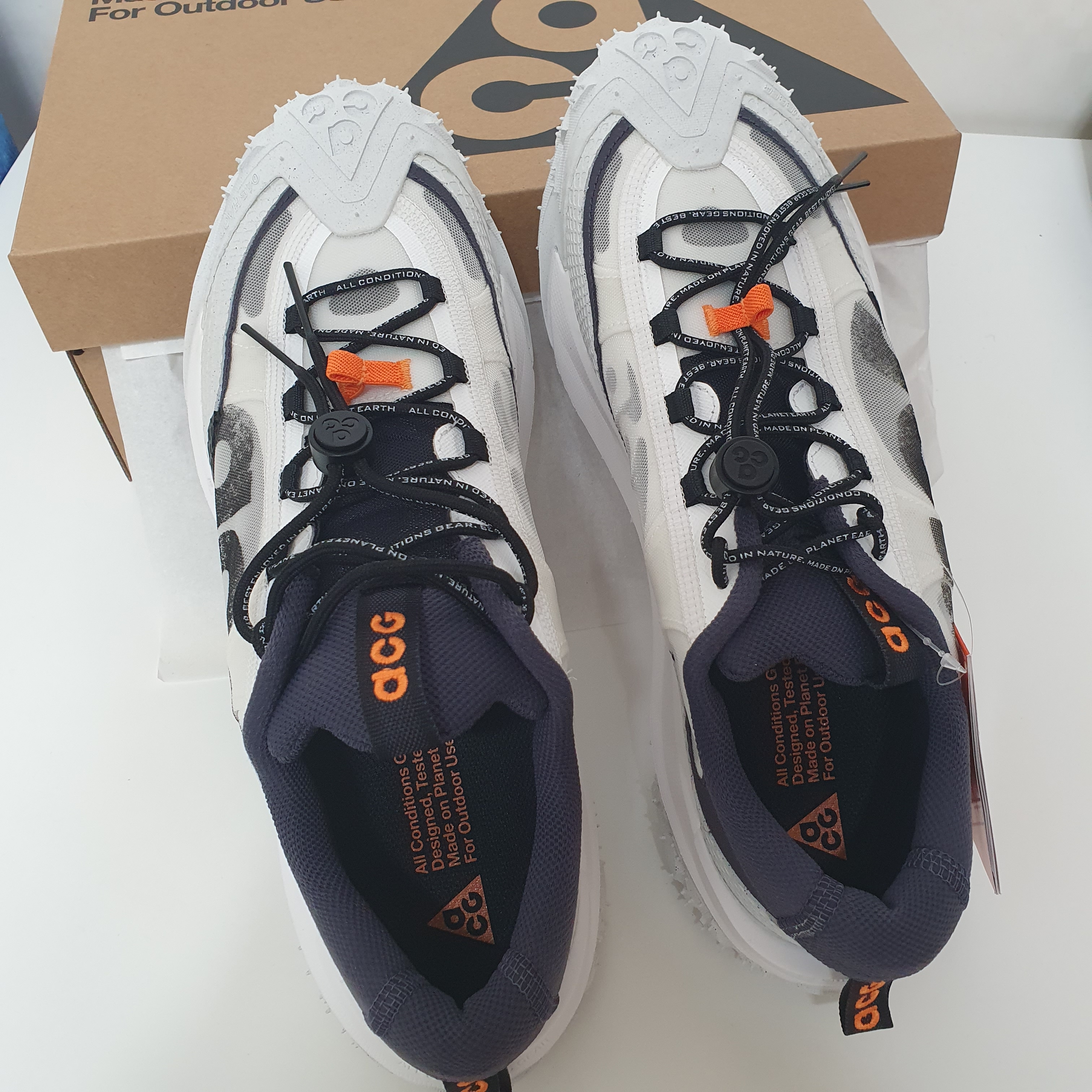 Nike ACG Mountain Fly 2 Low Summit White and Bright Mandarin 착용 스타일