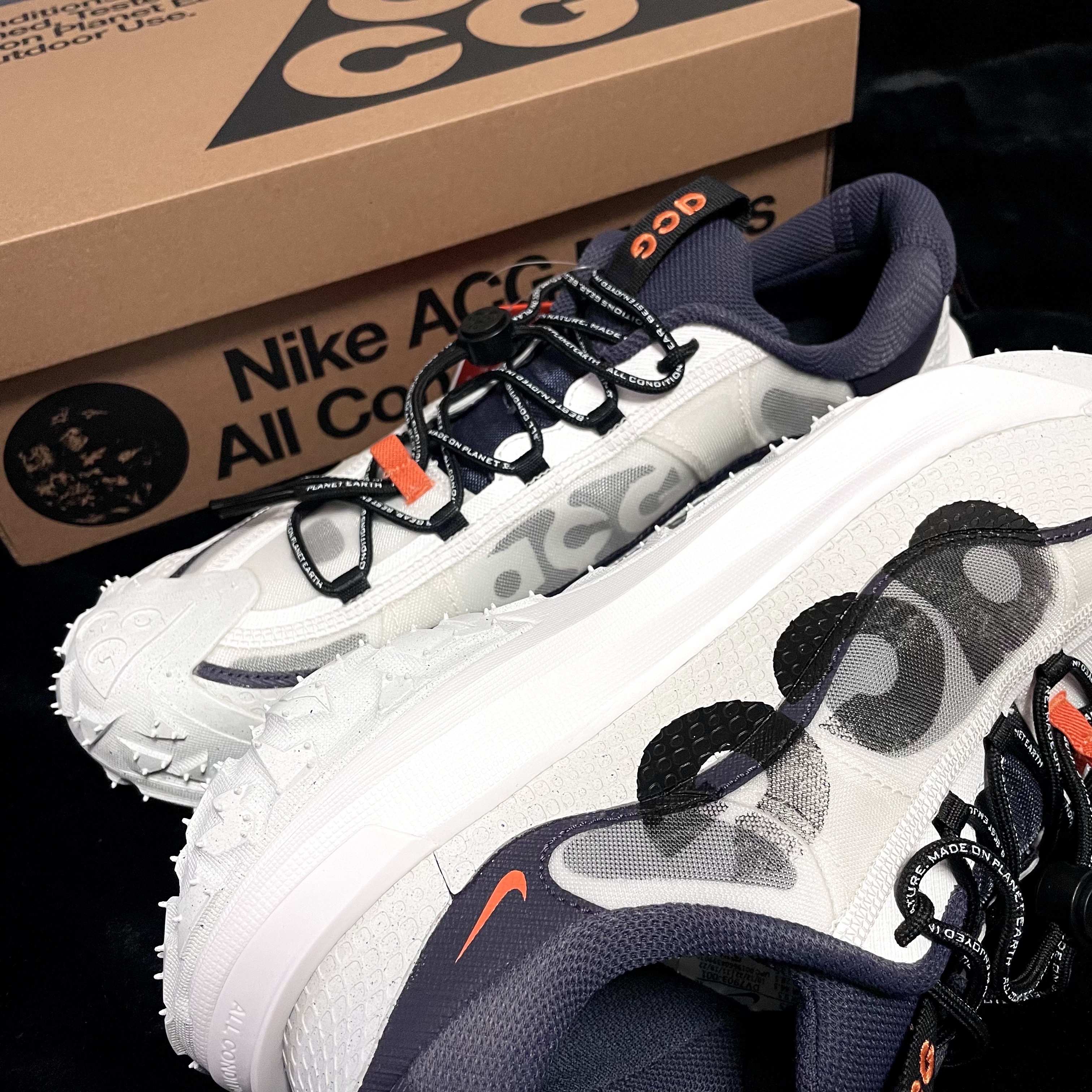 Nike ACG Mountain Fly 2 Low Summit White and Bright Mandarin 착용 스타일
