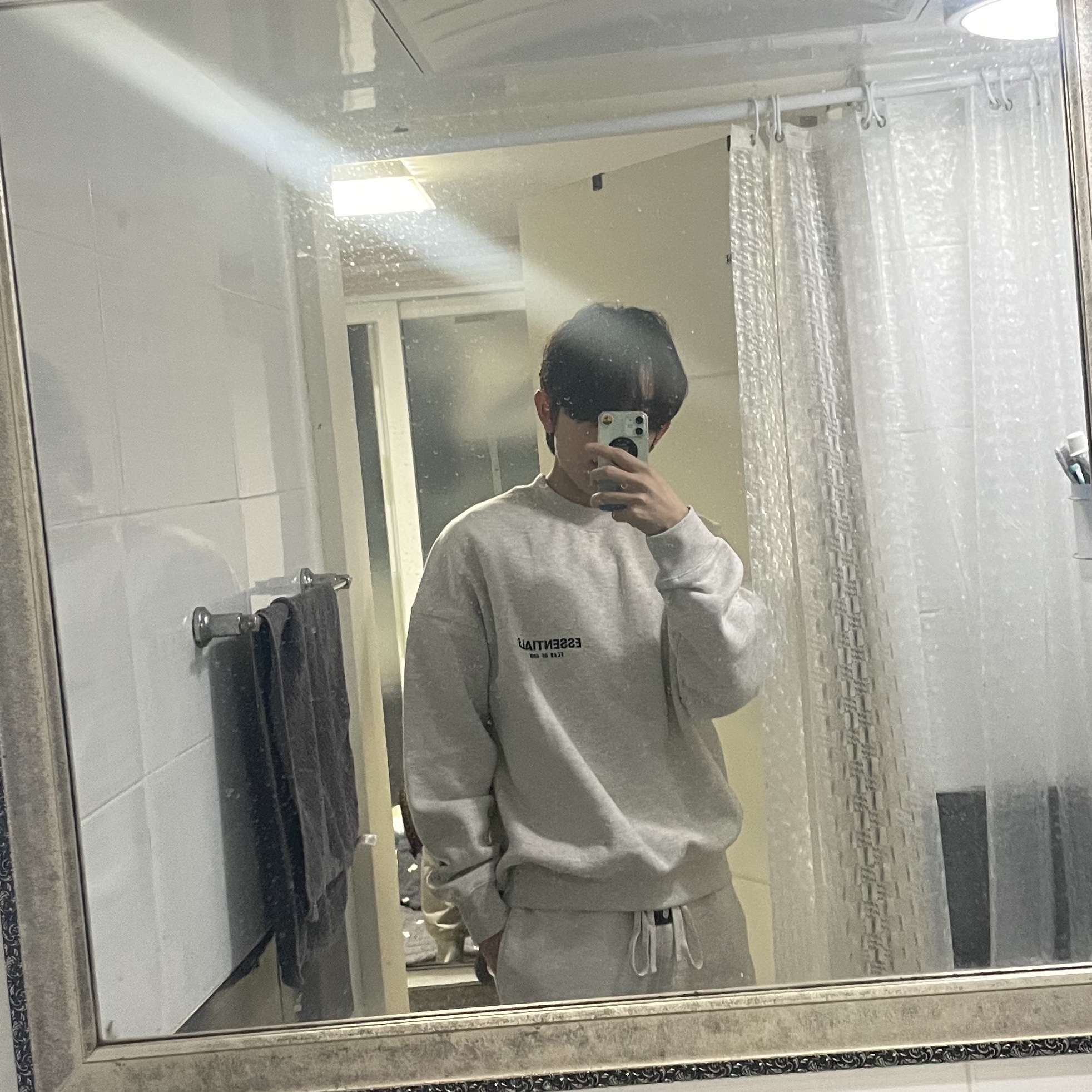 Essentials The Core Collection Sweatshorts Light Oatmeal, Essentials The Core Collection Crewneck Sweatshirt Light Oatmeal 착용 스타일