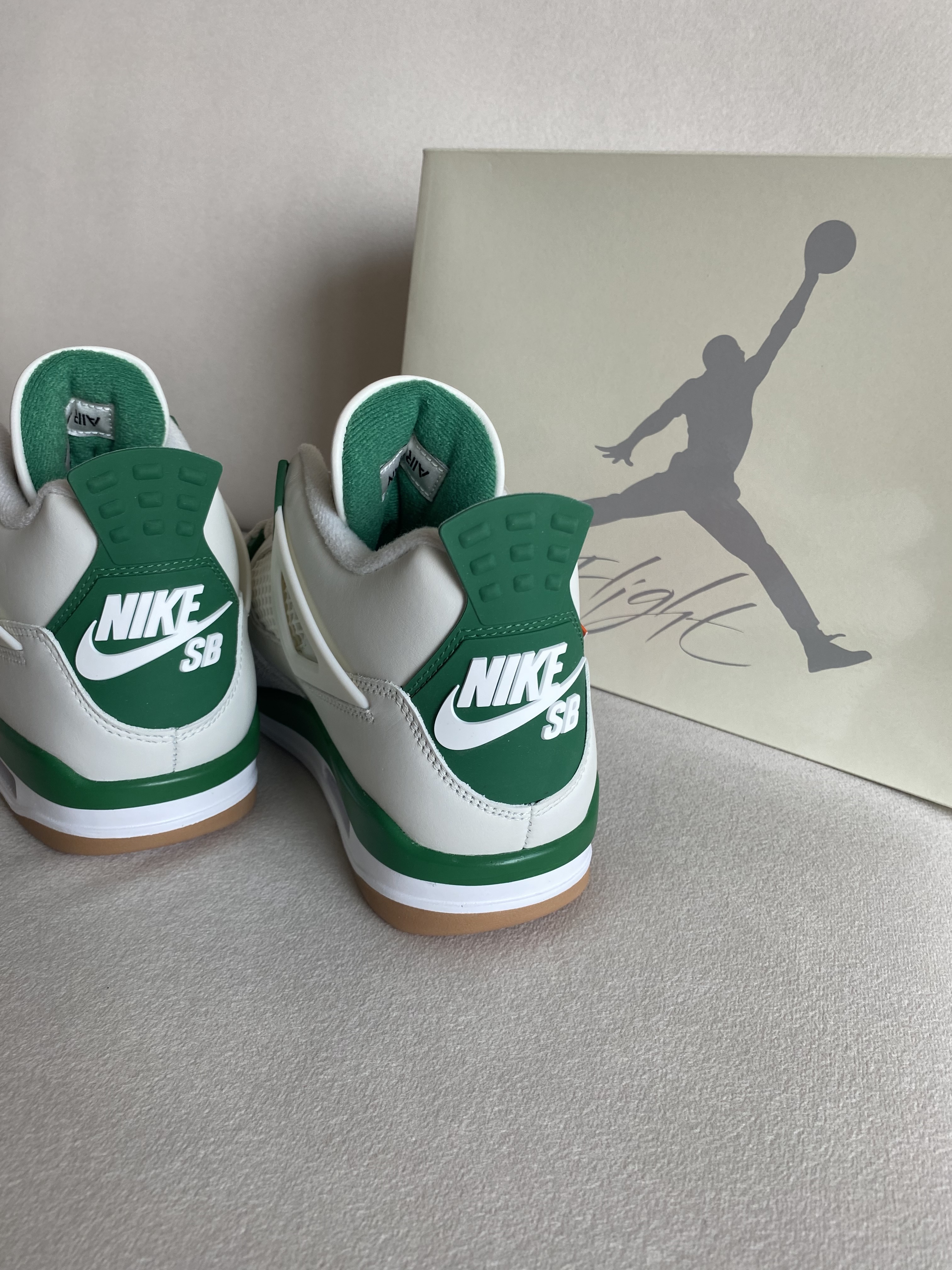 Jordan 4 x Nike SB Retro SP Pine Green 착용 스타일
