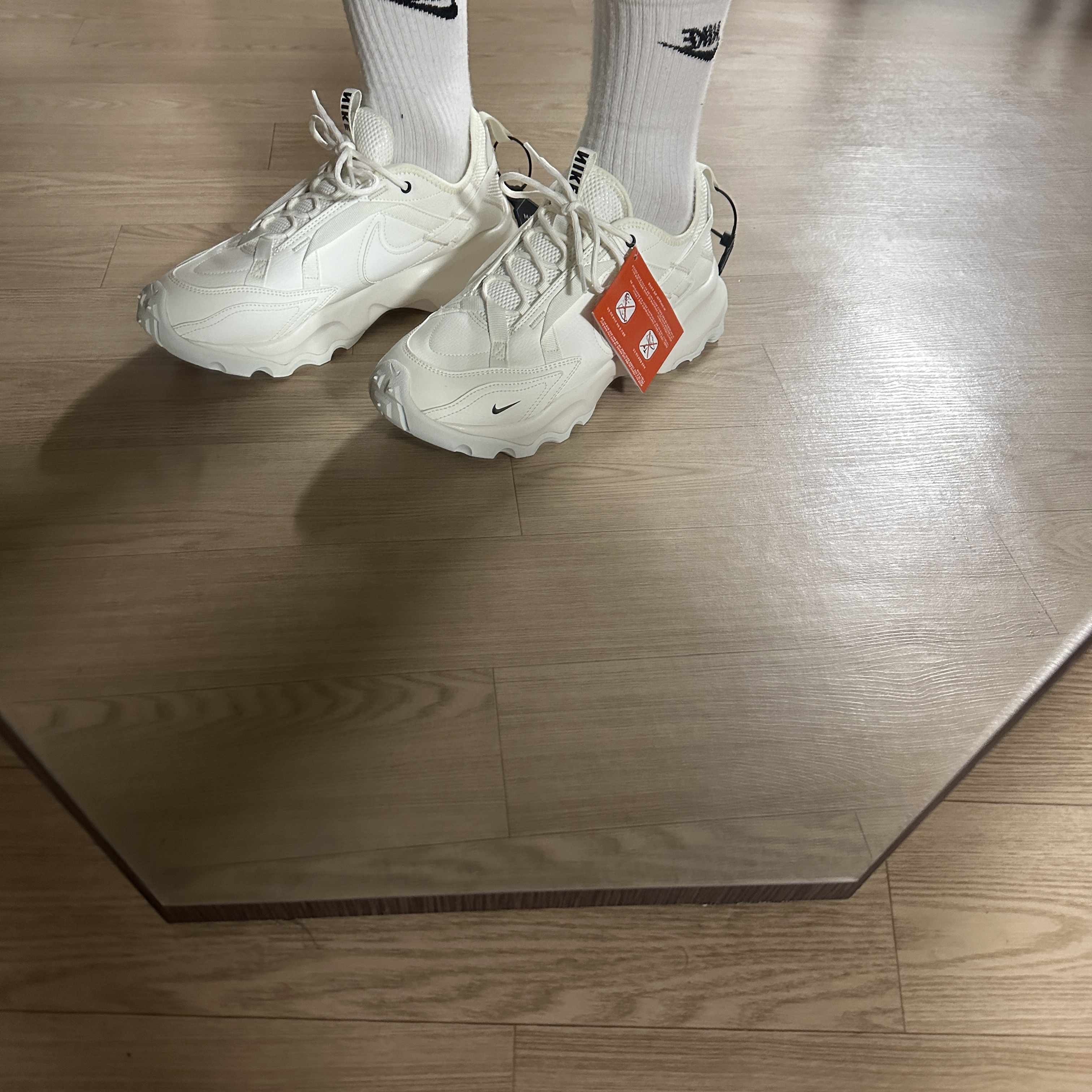 (W) Nike TC 7900 Summit White 착용 스타일