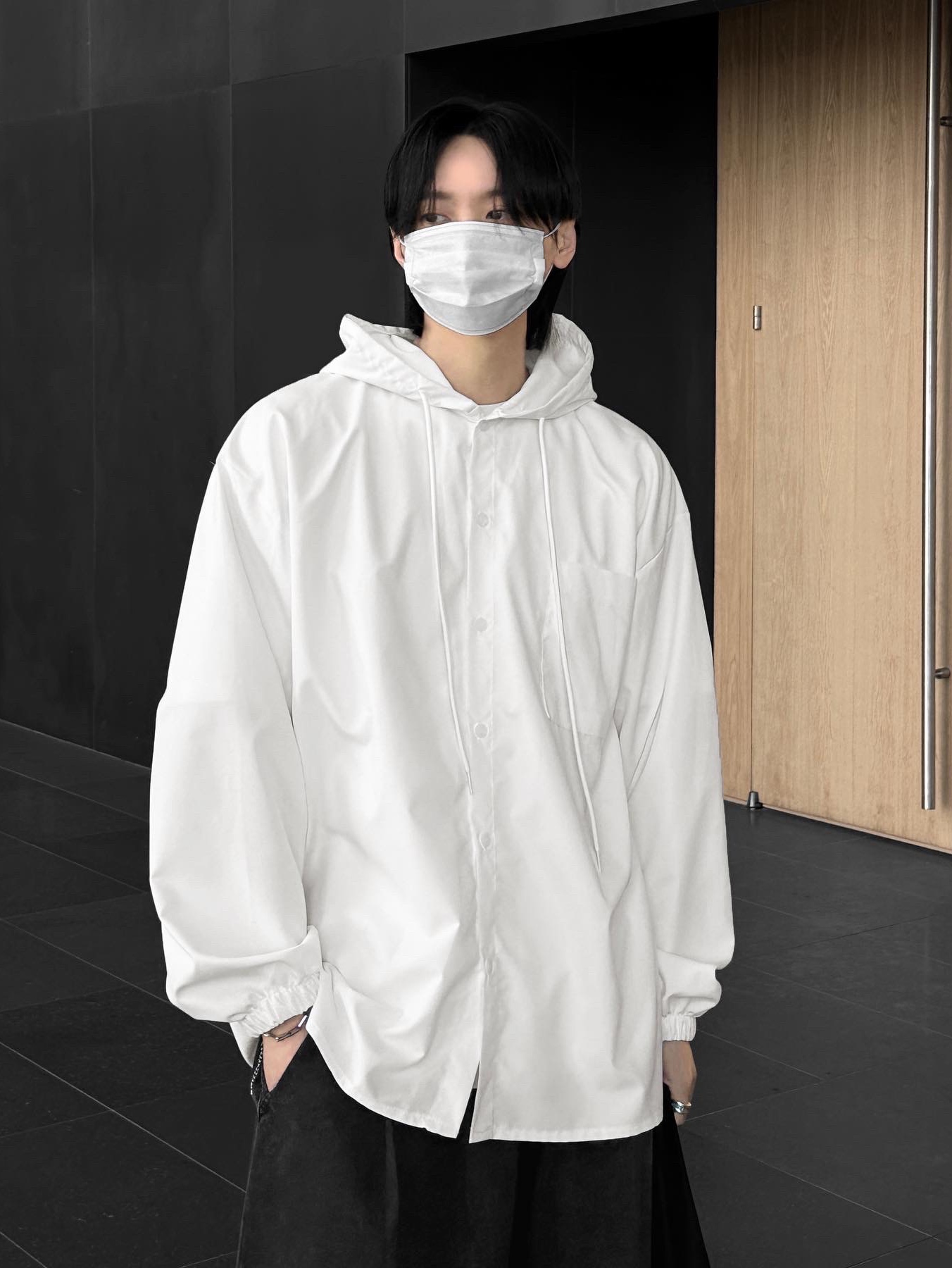 Maison Mihara Yasuhiro Wayne OG Sole Leather Low-top Sneakers White 착용 스타일 - 3