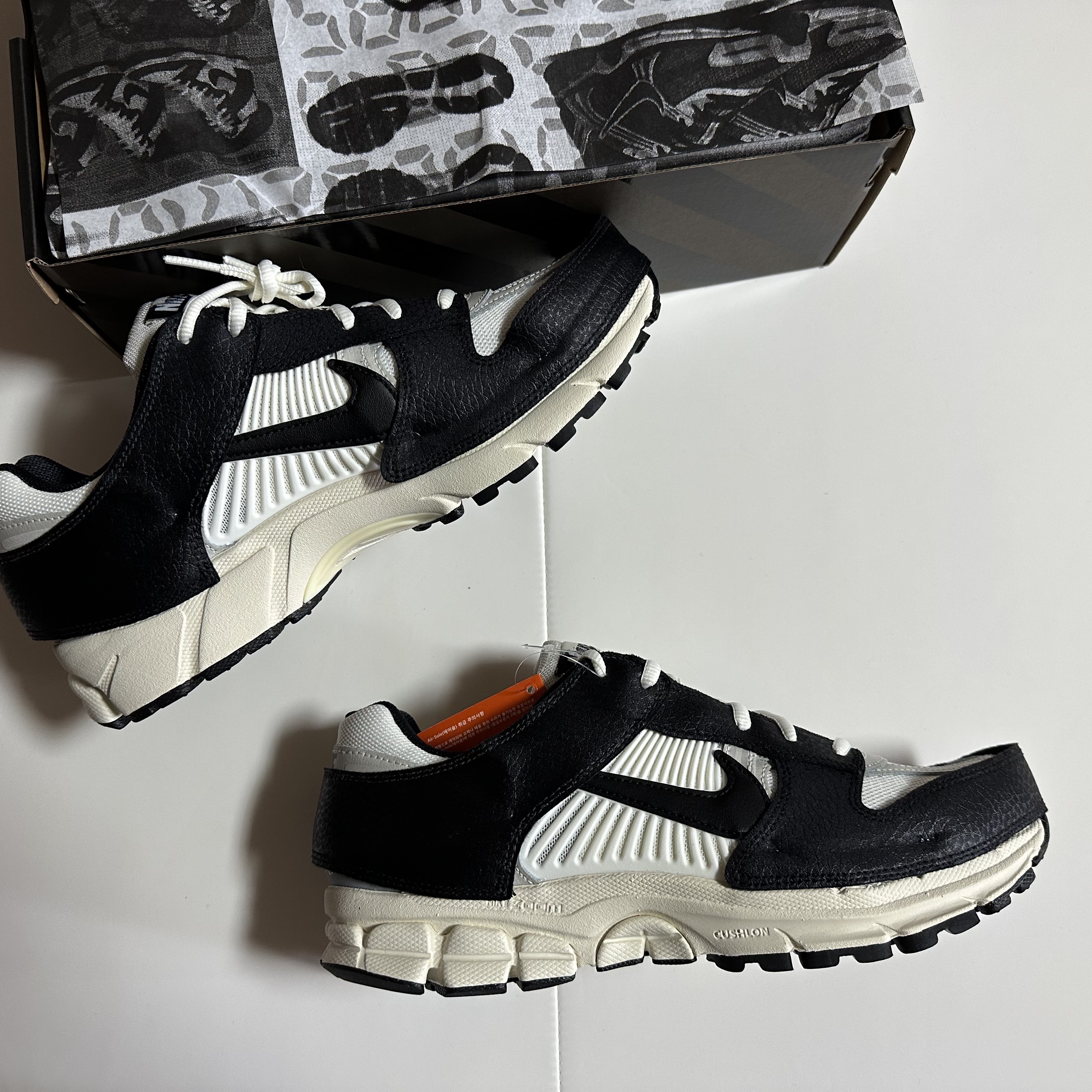 (W) Nike Zoom Vomero 5 Wolf Grey and Black 착용 스타일 - 2