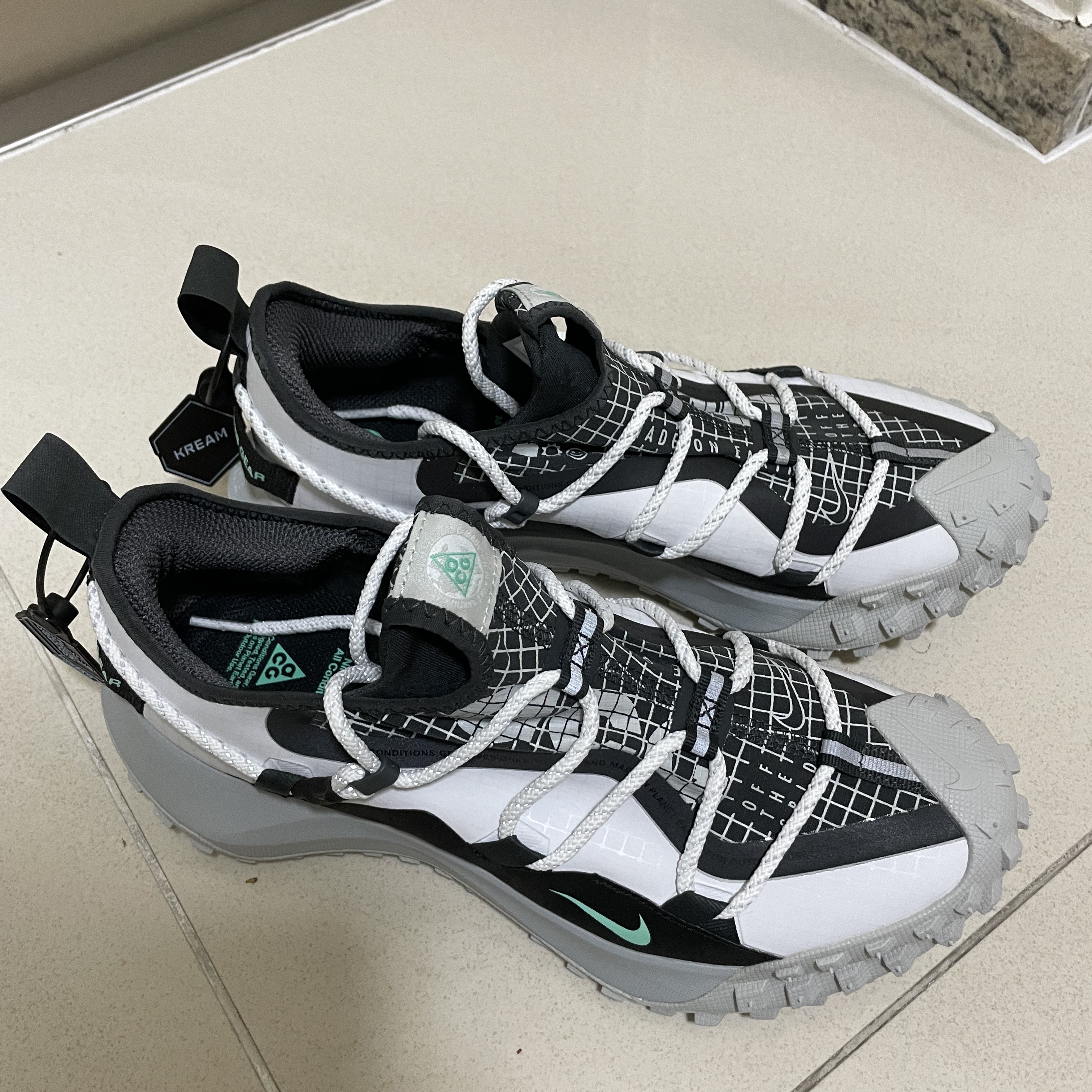 Nike ACG Mountain Fly Low SE White and Black 착용 스타일