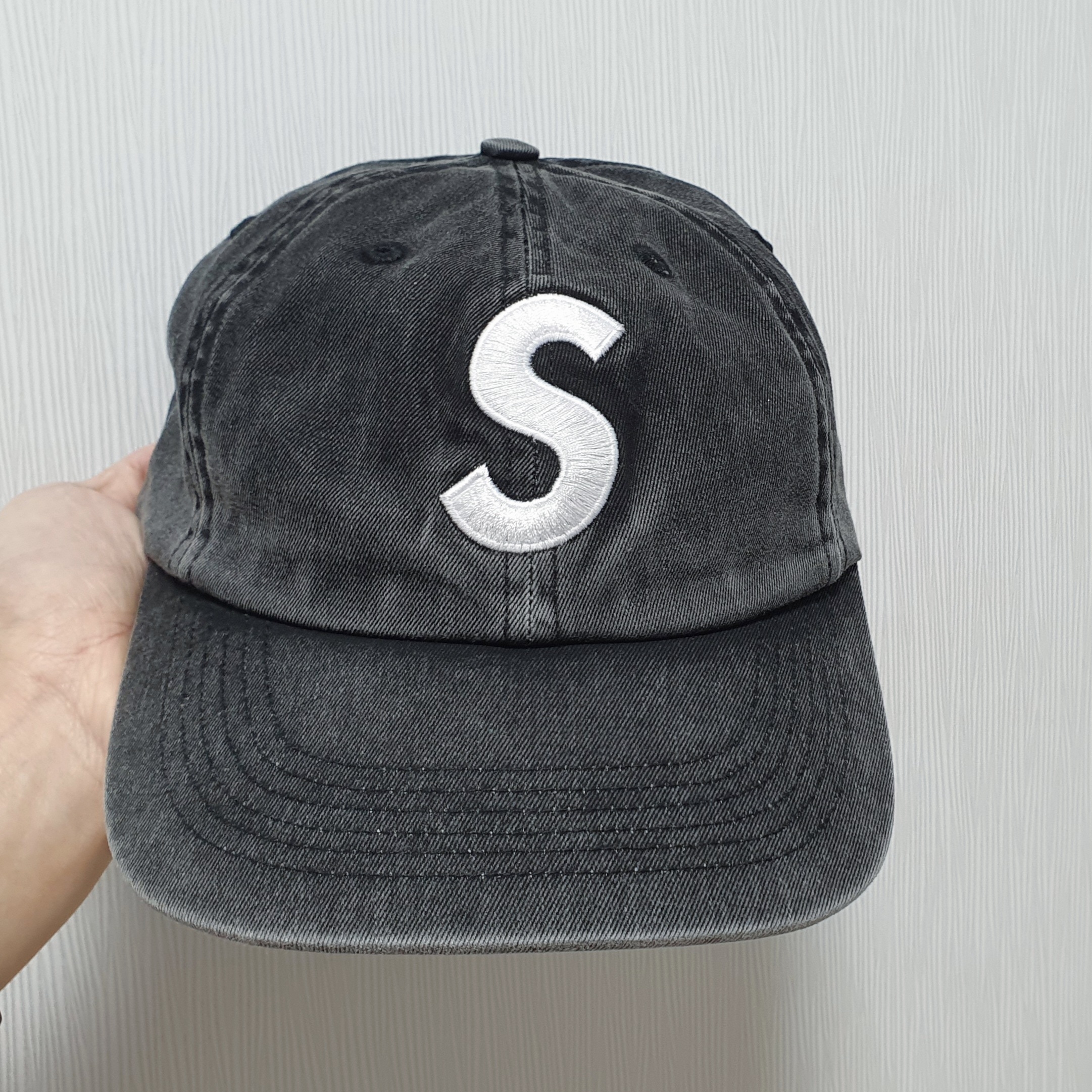 Supreme Pigment Print S Logo 6-Panel Black - 22FW 착용 스타일
