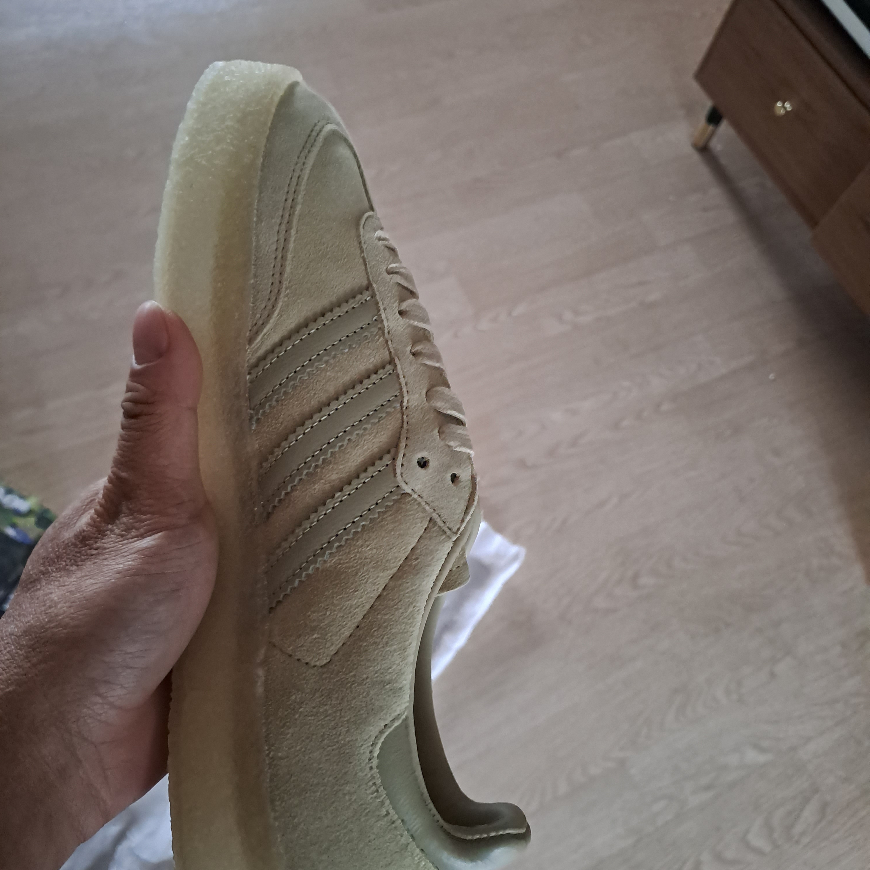Adidas x Clarks x Ronnie Fieg 8th Street Samba Savannah 착용 스타일 - 1