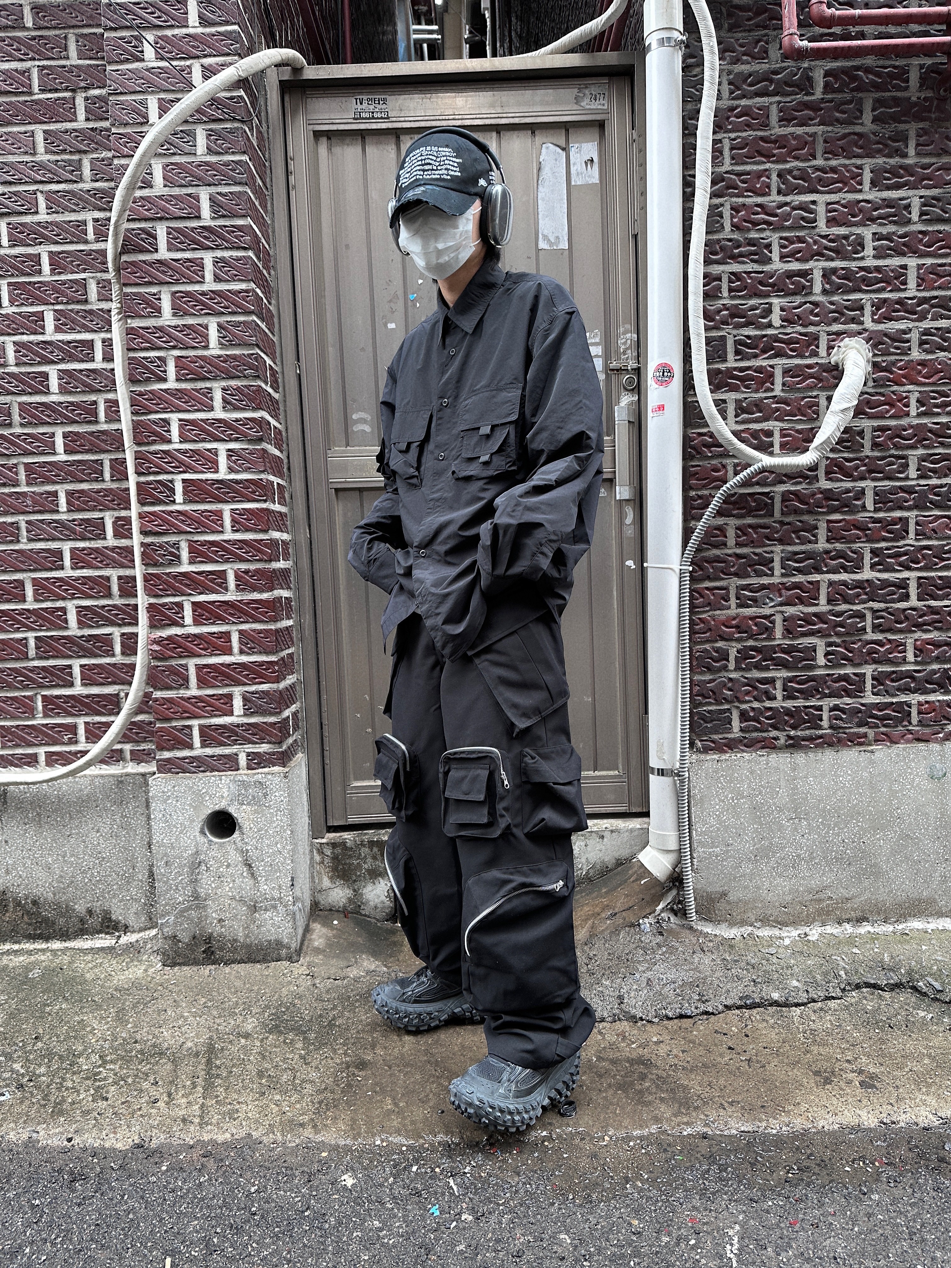 Nonnod Mechanic Cargo Pants Black, Balenciaga Defender Sneakers Black 착용 스타일 - 2